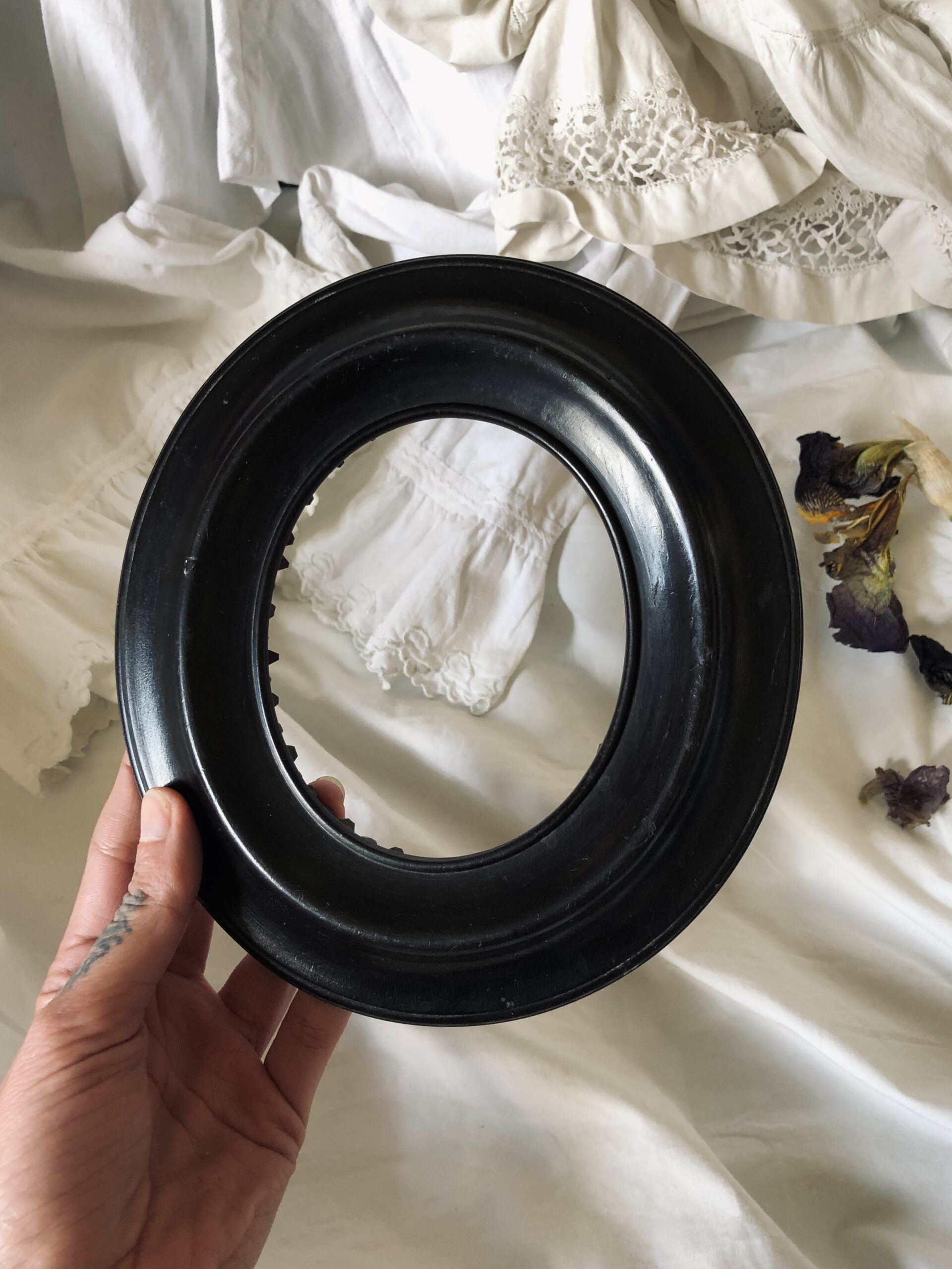 CADRE OVALE EN BOIS NOIRCI