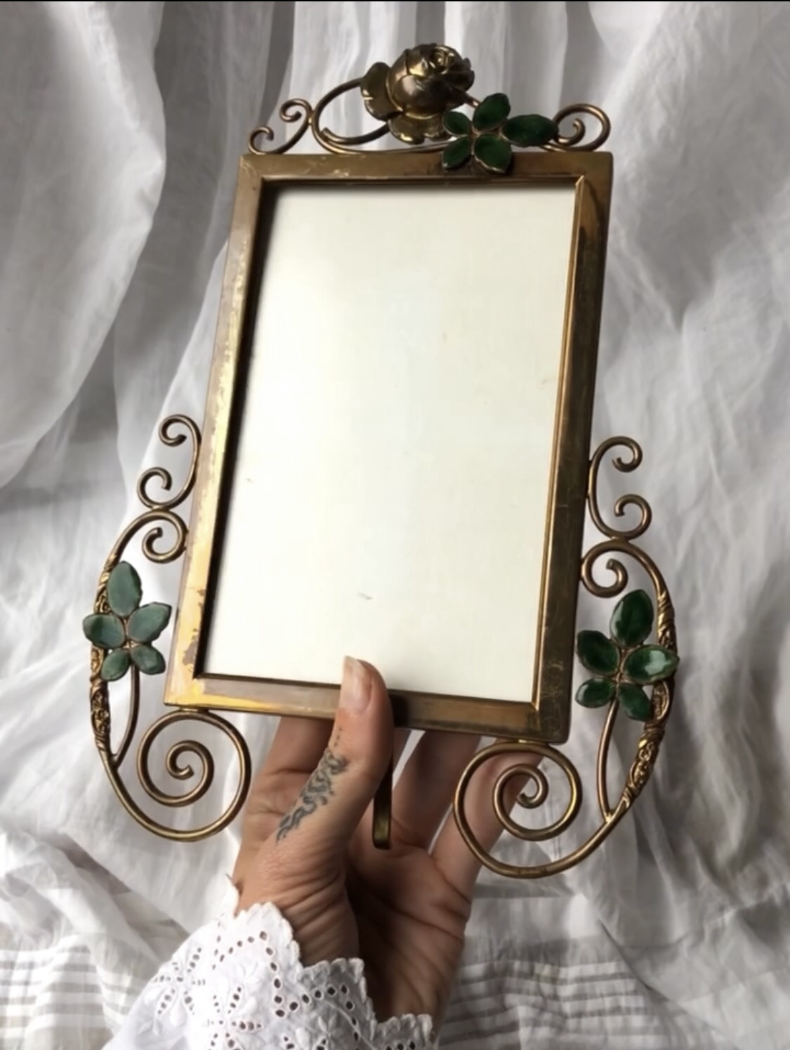 CADRE EN LAITON ET ÉMAUX