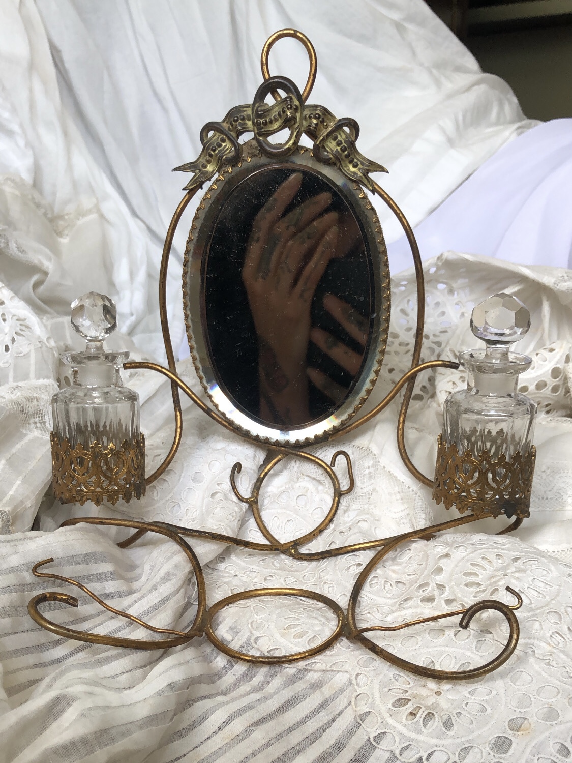 PORTE-PARFUM, FIOLES EN CRISTAL ET SON MIROIR BISEAUTÉ