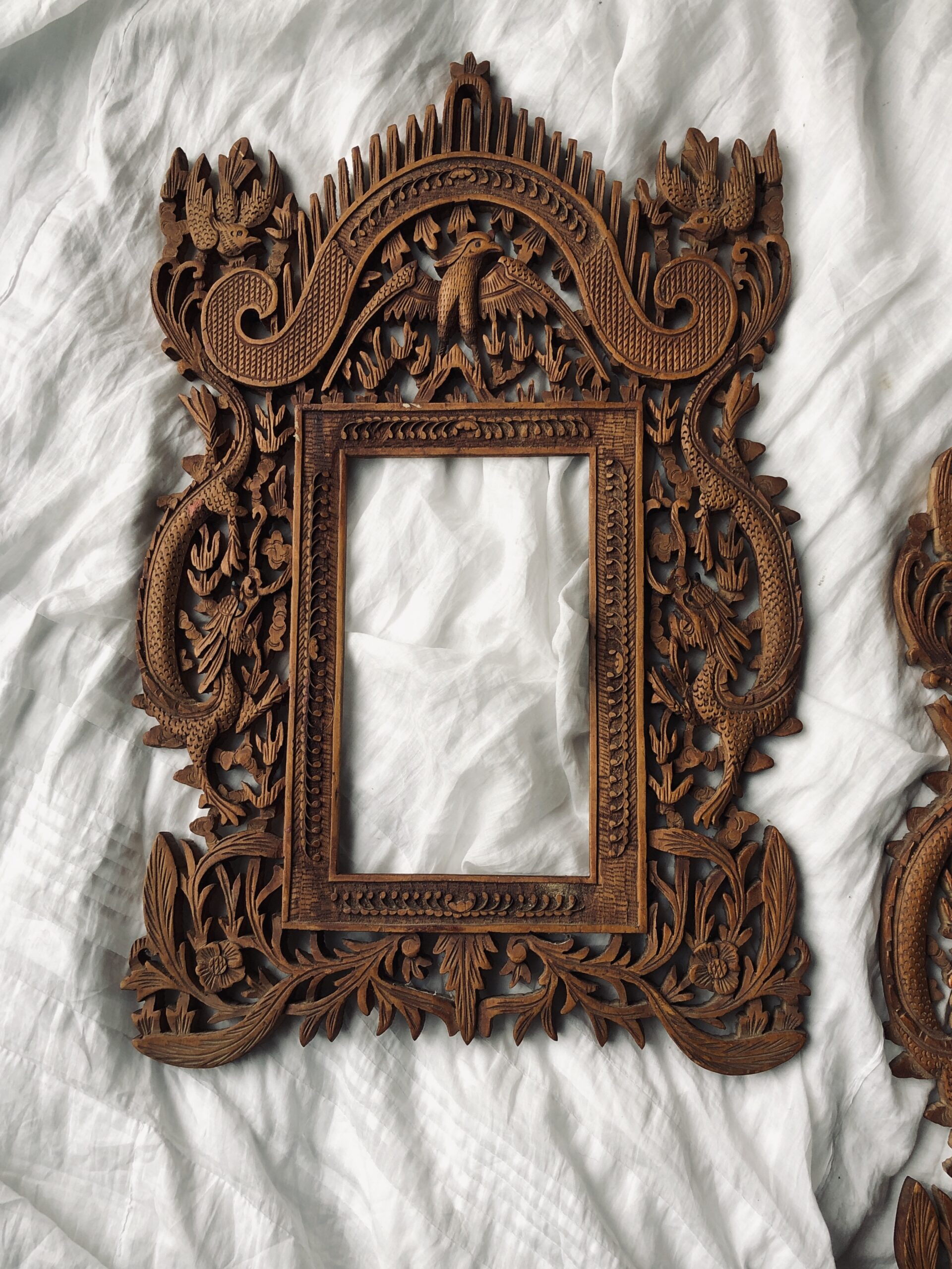 PAIRE DE CADRES EN BOIS SCULPTÉ