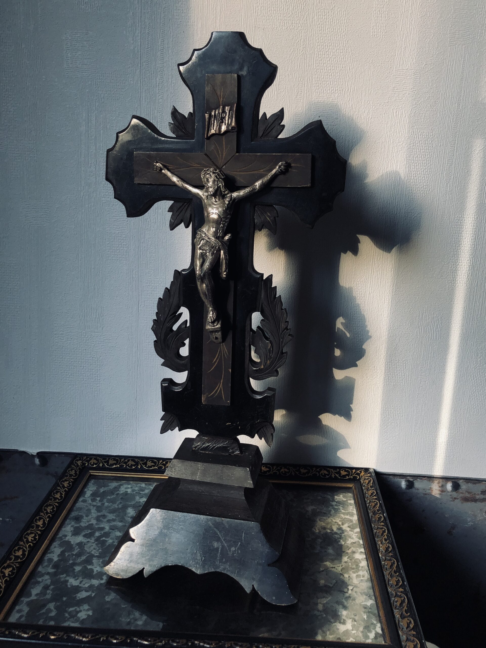 CHRIST EN CROIX SUR PIÉDOUCHE