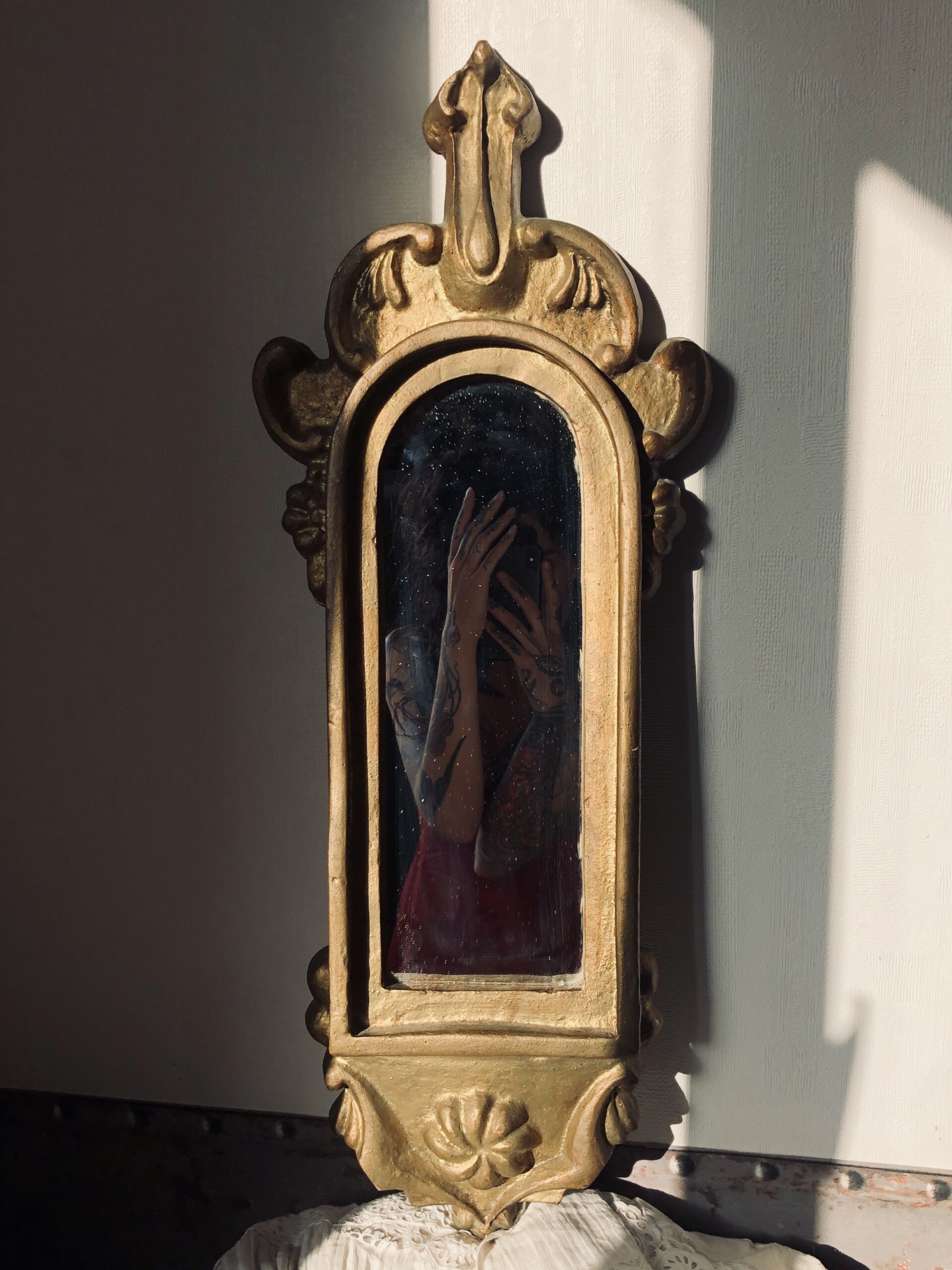MIROIR EN BOIS SCULPTÉ