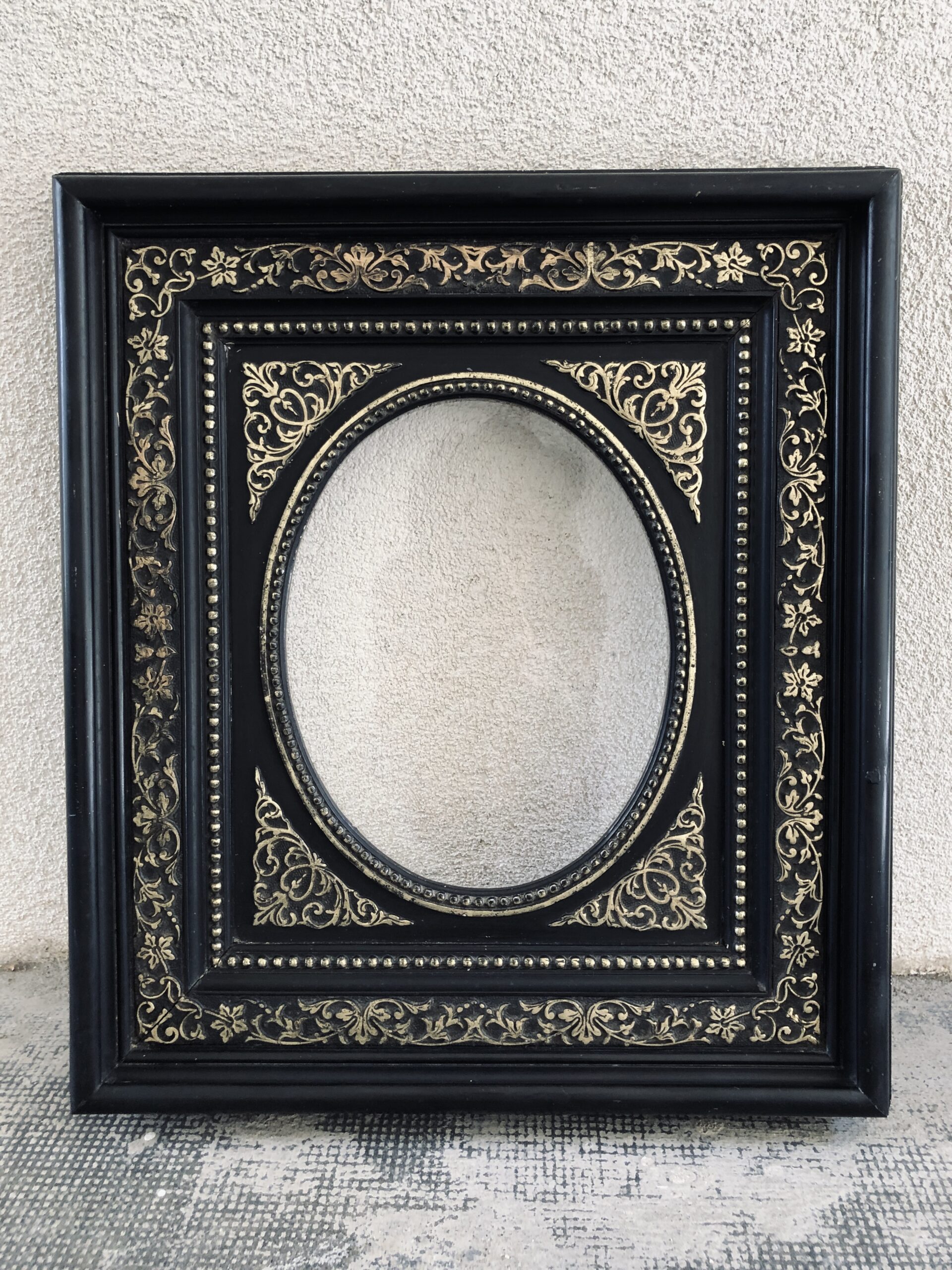 CADRE BOIS LAQUÉ NOIRCI ET FEUILLE D'OR
