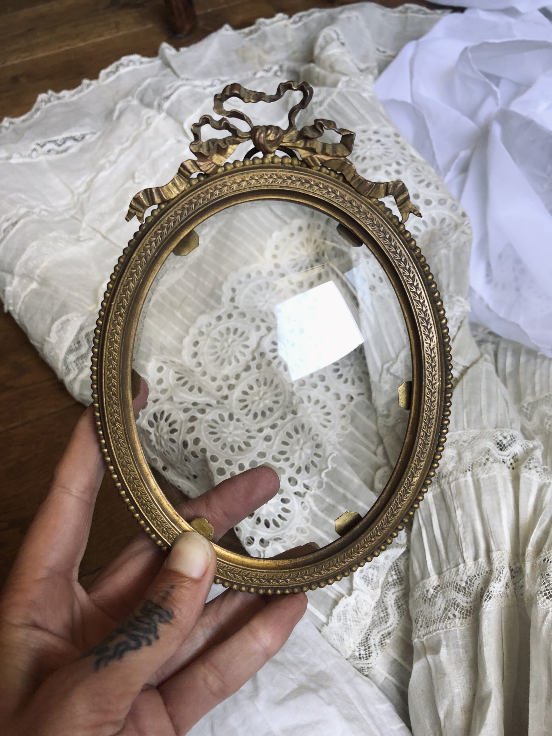 CADRE OVALE VERRE BOMBÉ STYLE LOUIS XVI EN BRONZE