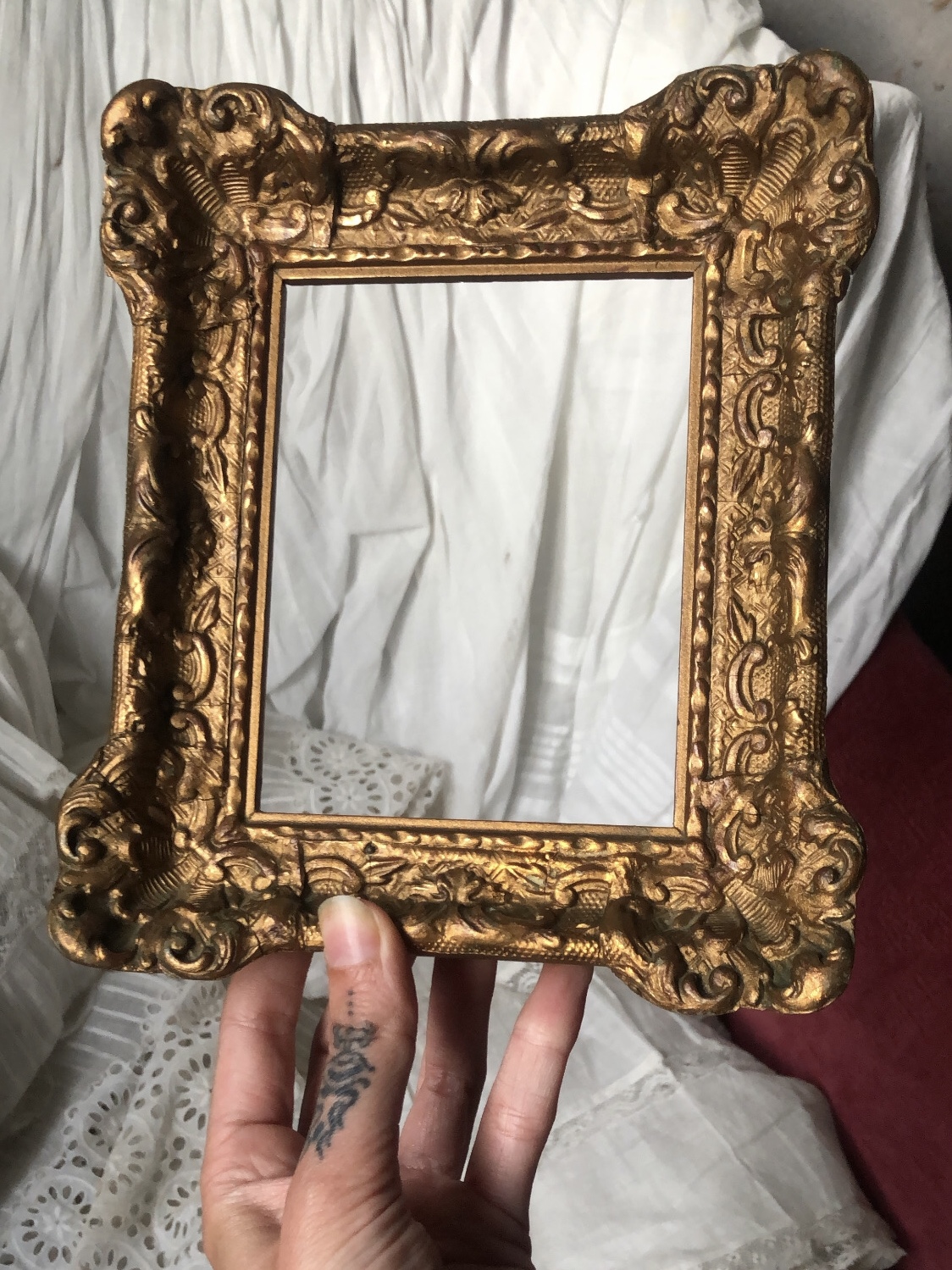 CADRE EN BOIS SCULPTÉ ET DORÉ STYLE LOUIS XV