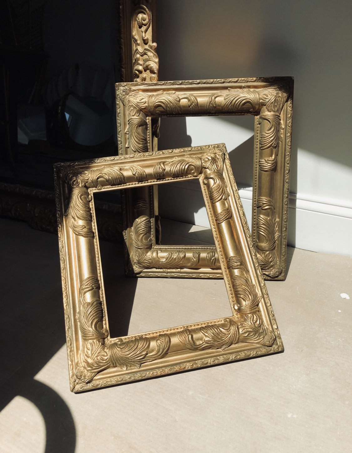 PAIRE DE CADRES EN BOIS DORÉS ET MOULURÉS