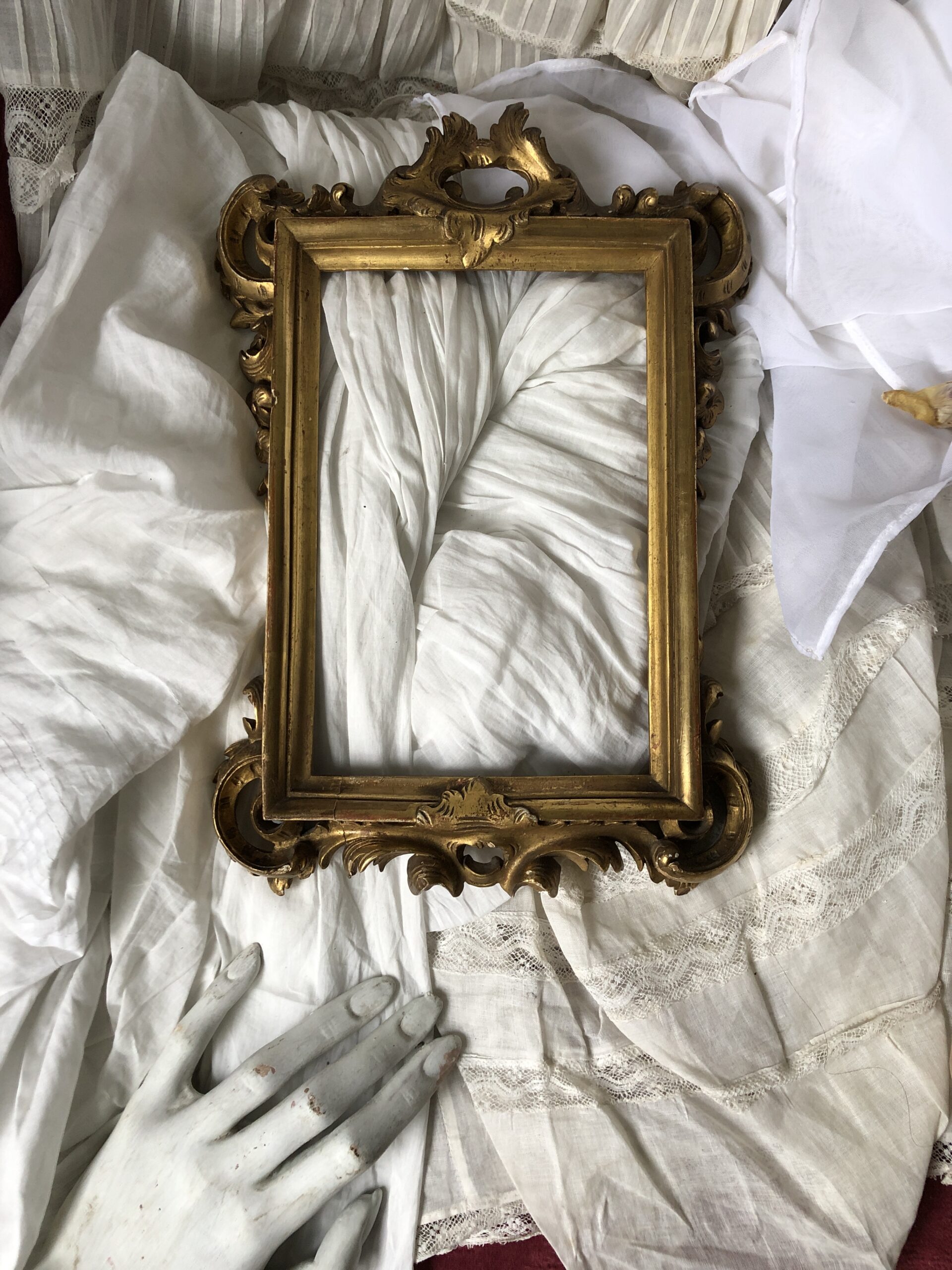 CADRE EN BOIS SCULPTÉ ET DORÉ À LA FEUILLE