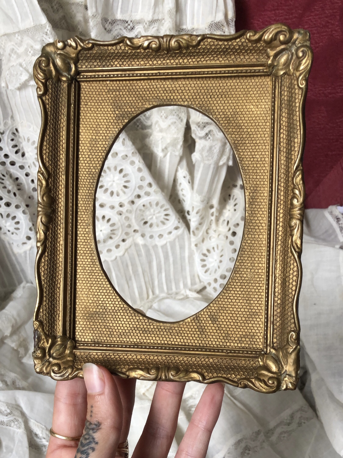 PETIT CADRE EN BOIS ET RÉSINE DORÉ