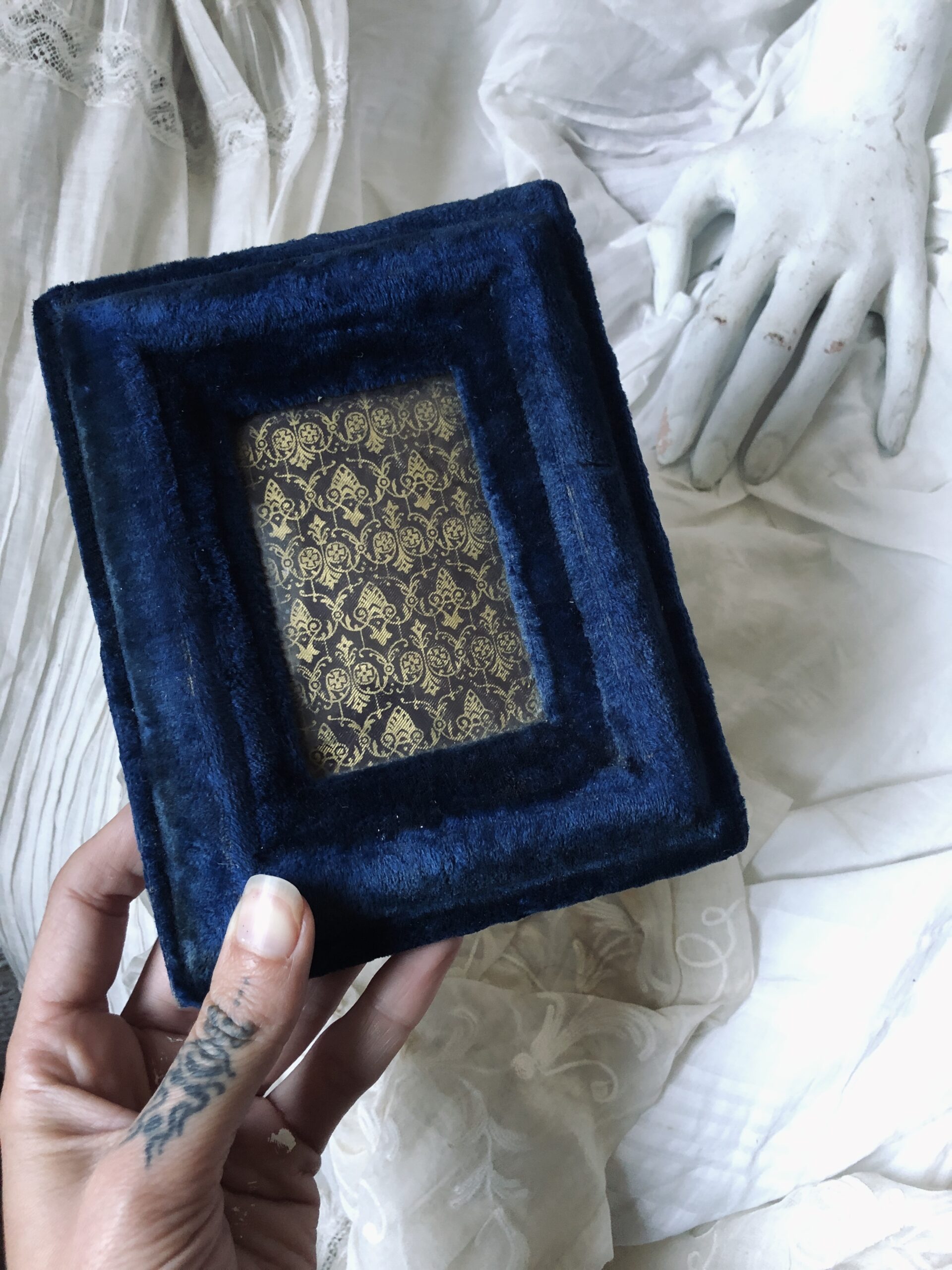 CADRE EN VELOURS BLEU ROI