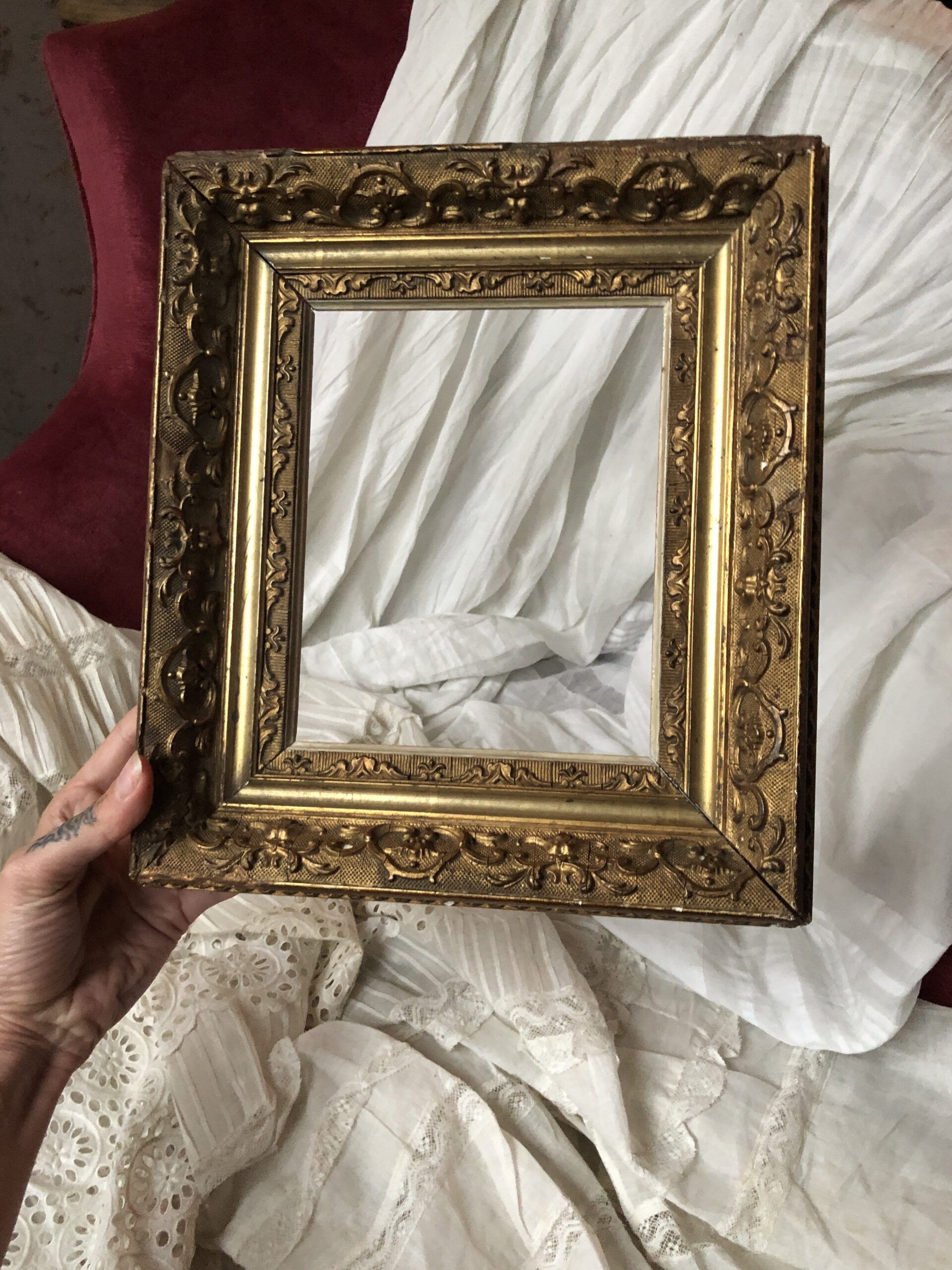 CADRE À MOULURE LARGE EN BOIS ET STUC