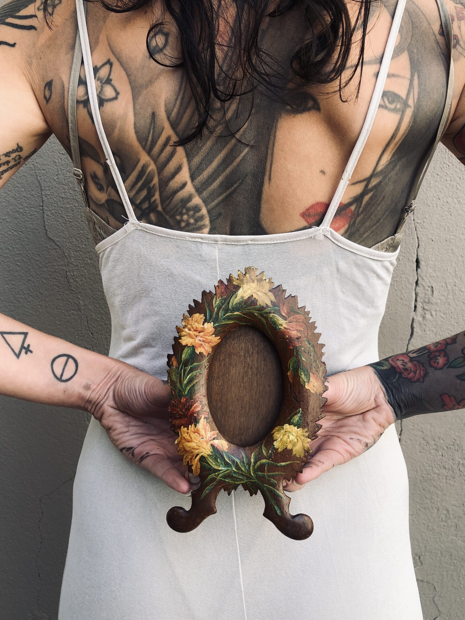 CADRE EN BOIS SCULPTÉ ET PEINT À LA MAIN