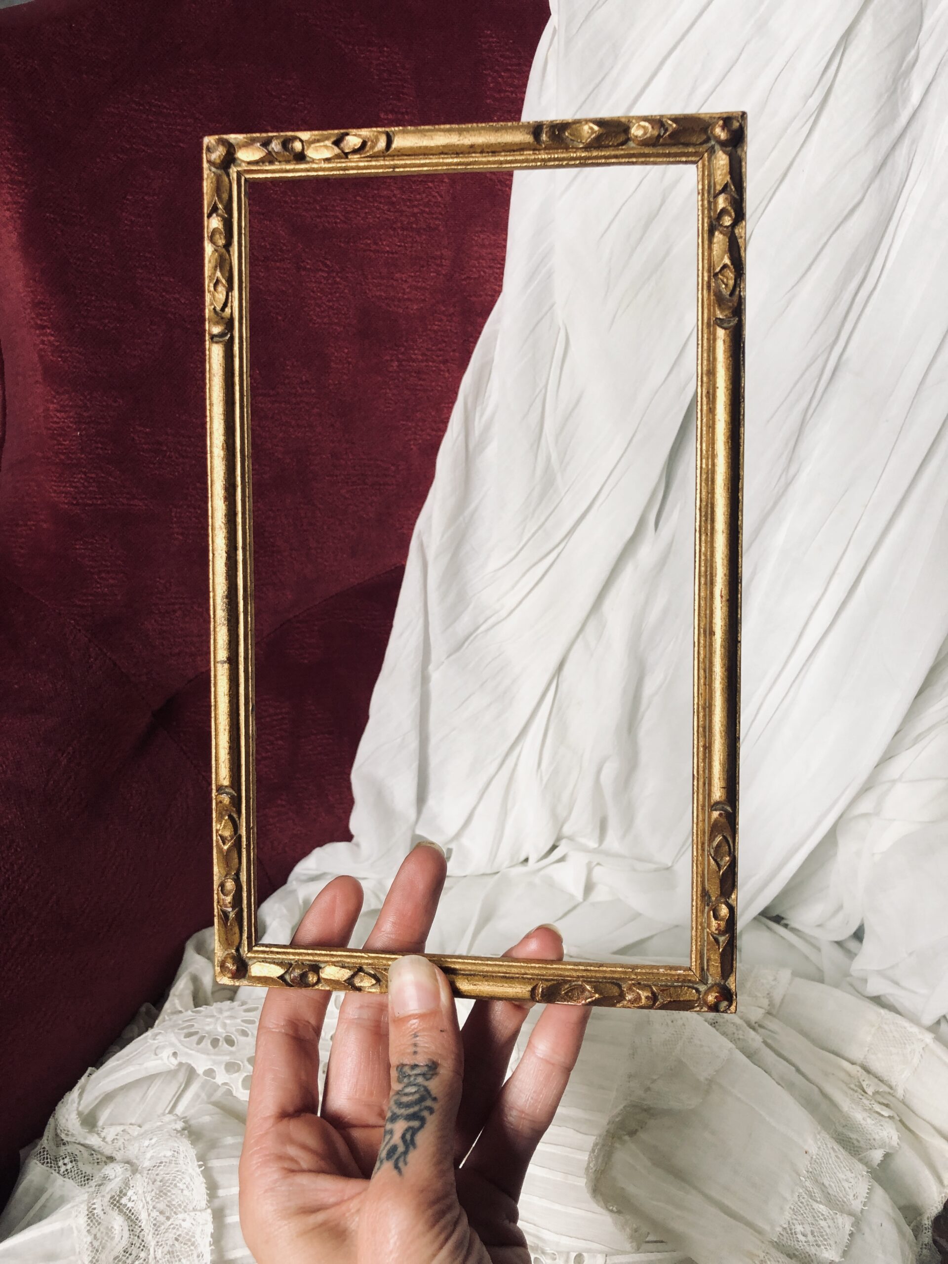 CADRE EN BOIS DORÉ SCULPTÉ