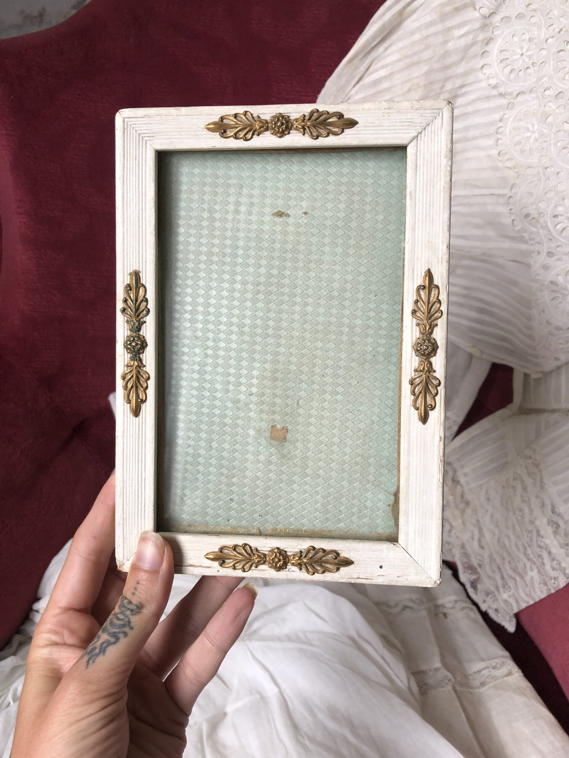 CADRE EN BOIS ET ÉLÉMENTS DECORATIFS EN LAITON DORÉ