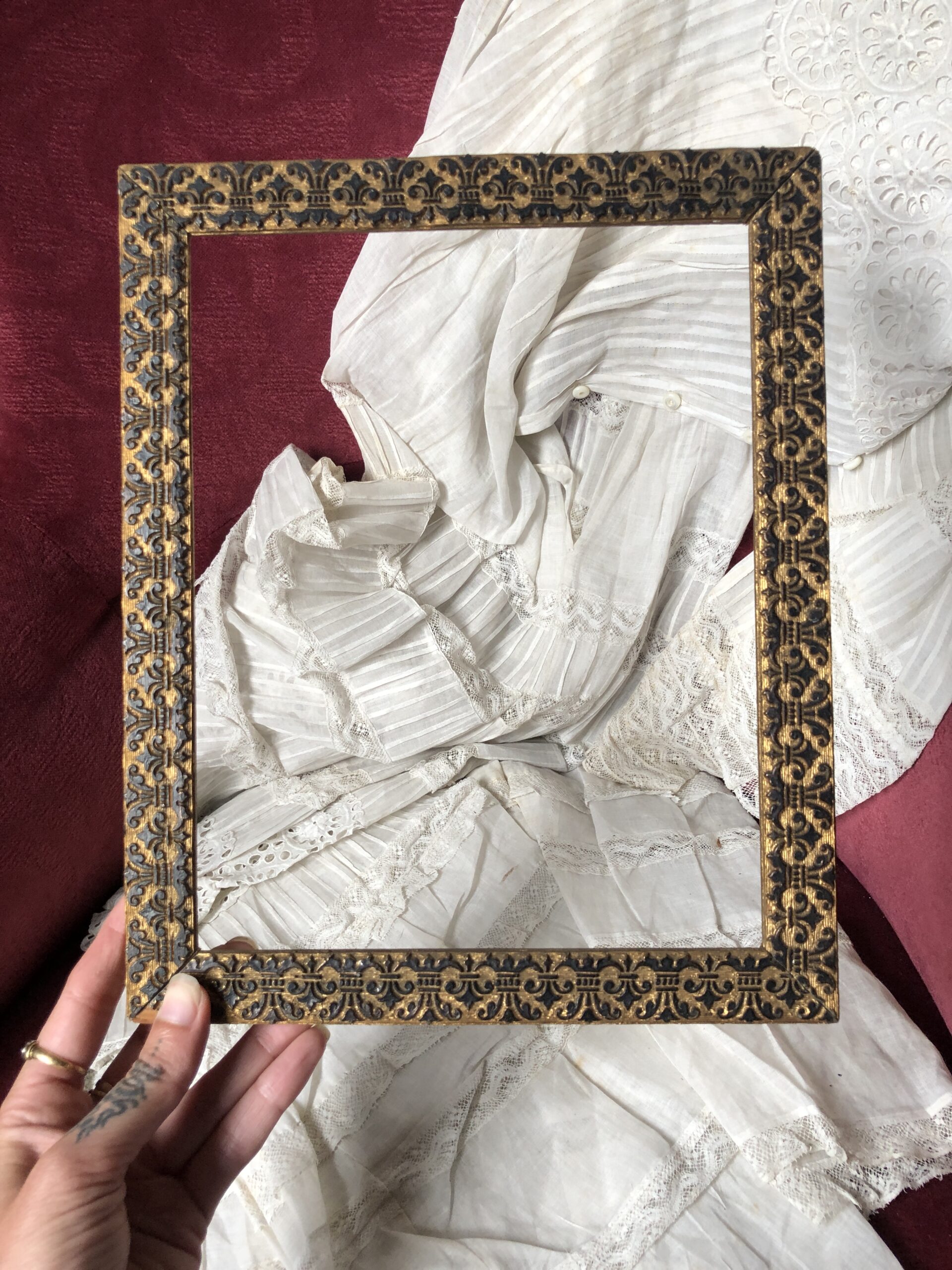 CADRE EN BOIS ET STUC À DÉCOR DE FRISE