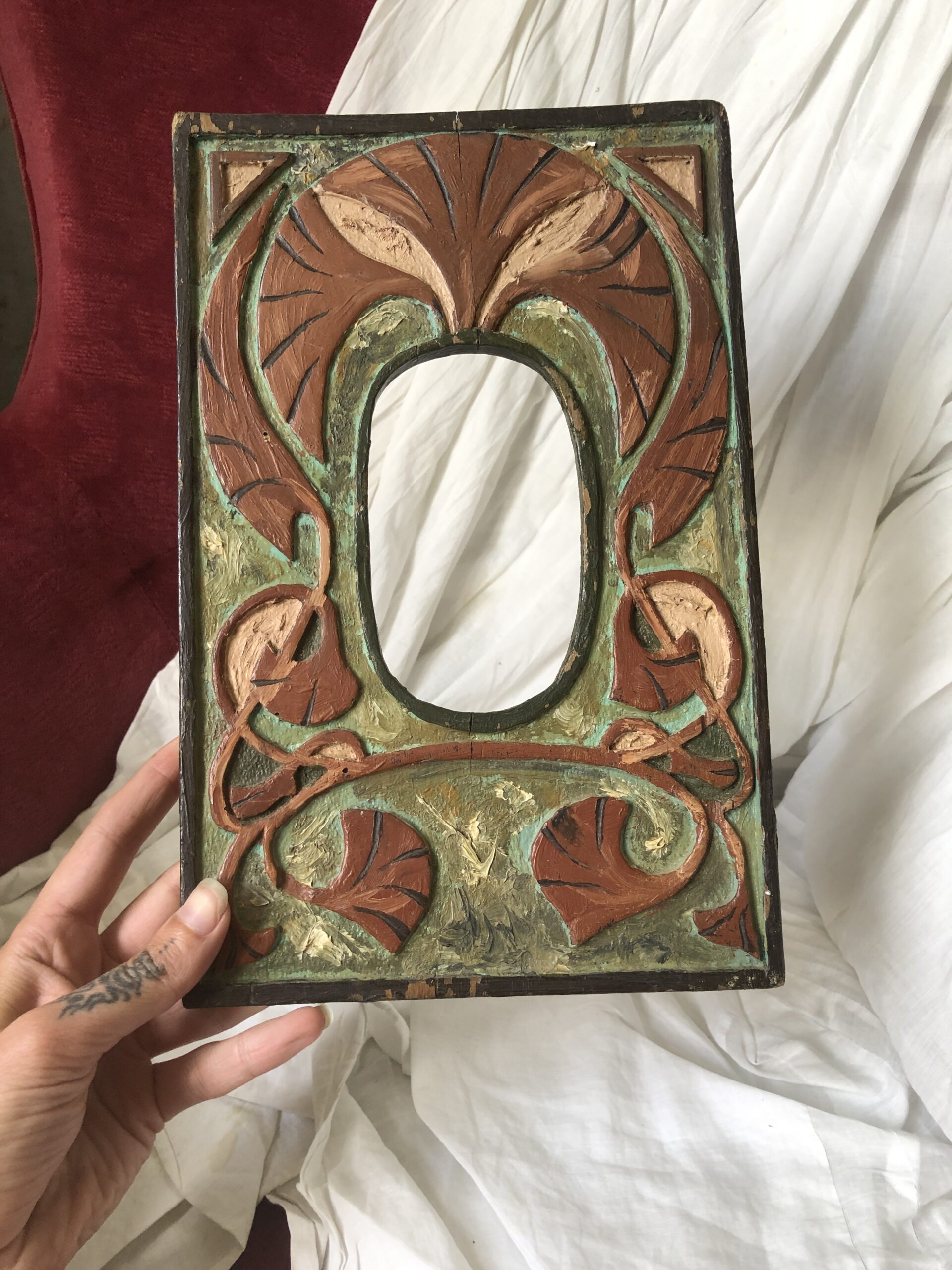 CADRE ART NOUVEAU EN BOIS SCULPTÉ ET PEINT À LA MAIN