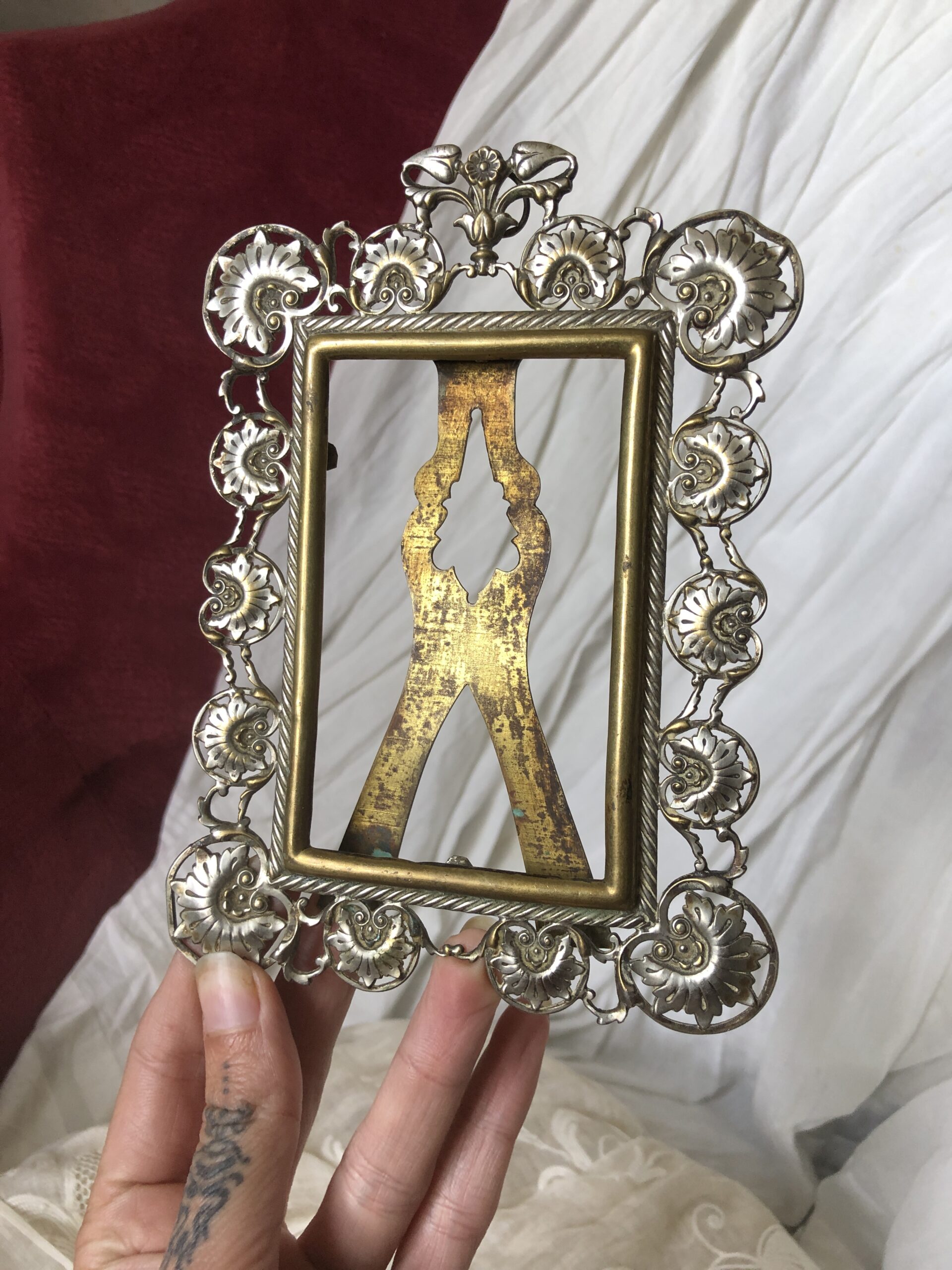 CADRE EN MÉTAL AJOURÉ OR ET ARGENT