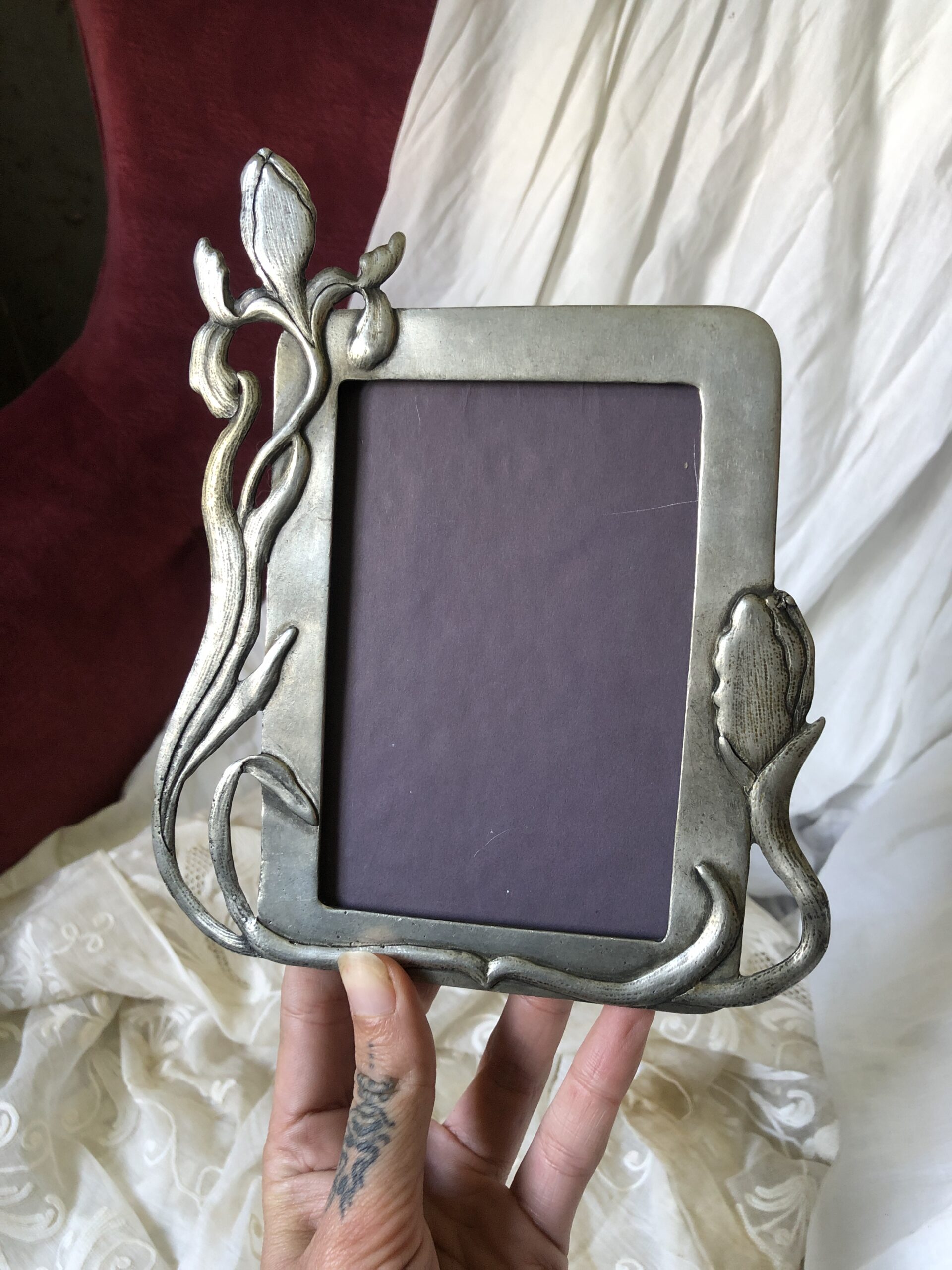 CADRE AUX IRIS EN ÉTAIN  AJOURÉ