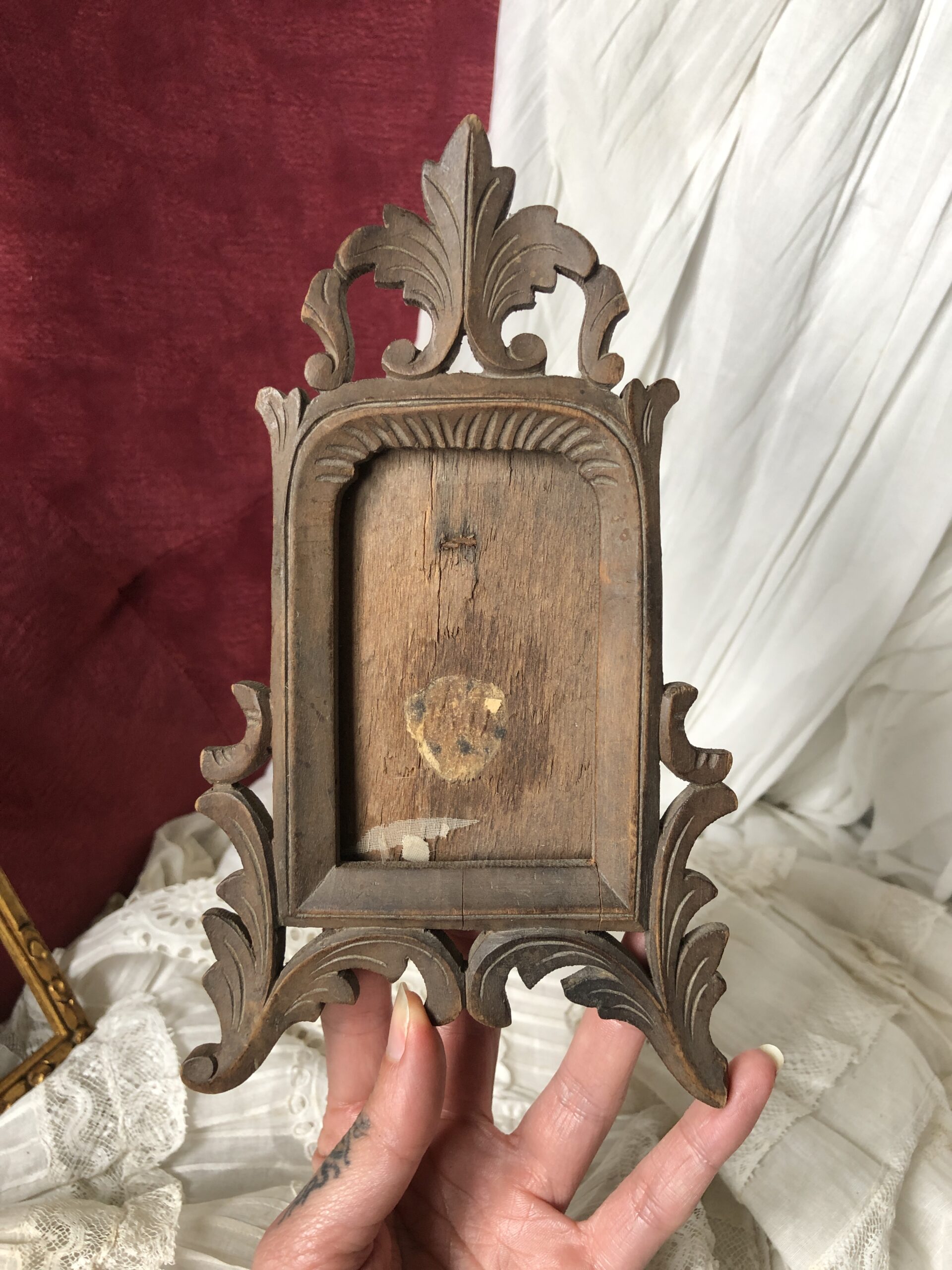 CADRE EN BOIS SCULPTÉ