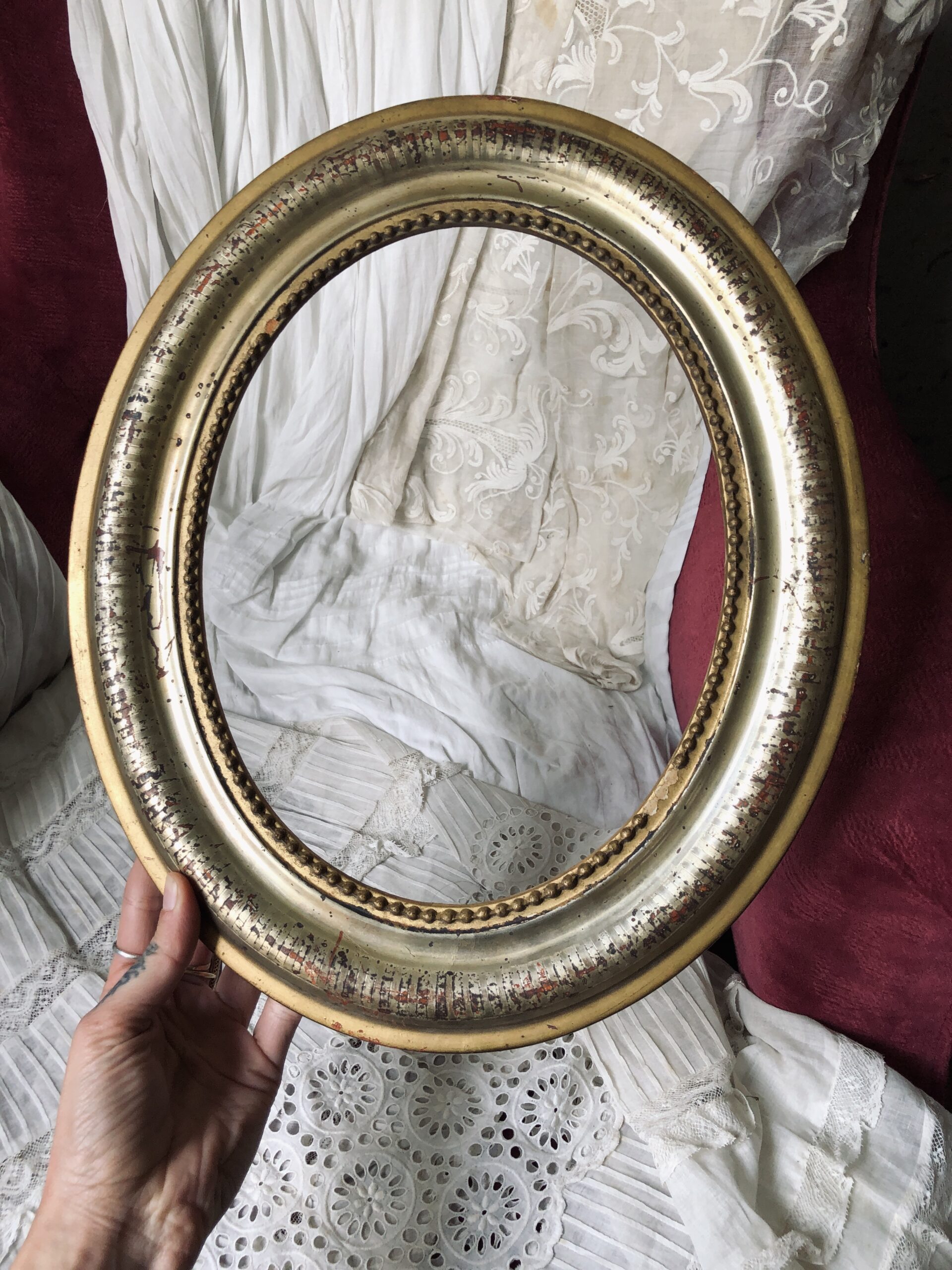 OVALE EN BOIS DORÉ  A LA FEUILLE