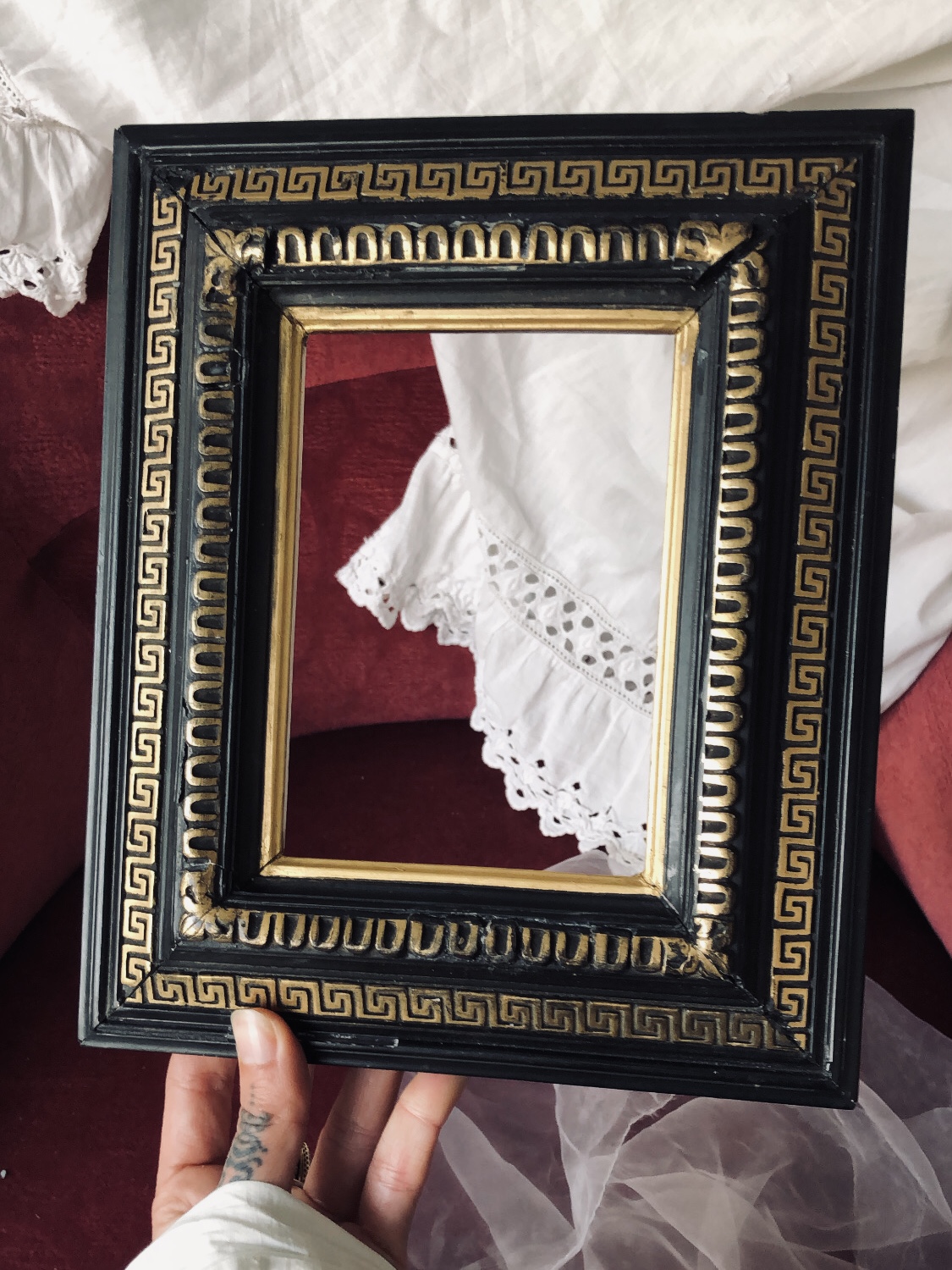 CADRE EN BOIS ET STUC À DÉCOR DE FRISE