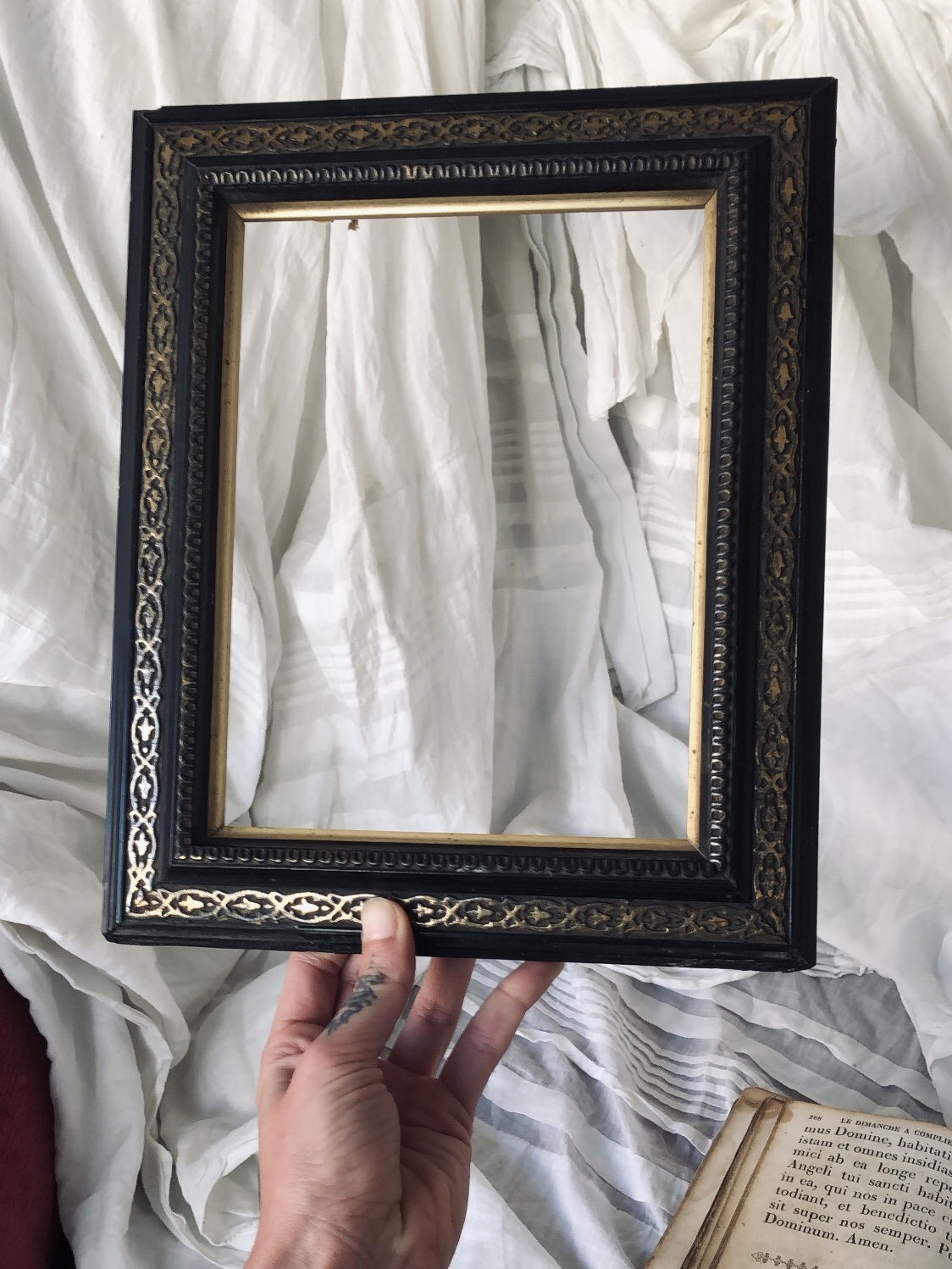 CADRE EN BOIS ET STUC À DÉCOR DE FRISE