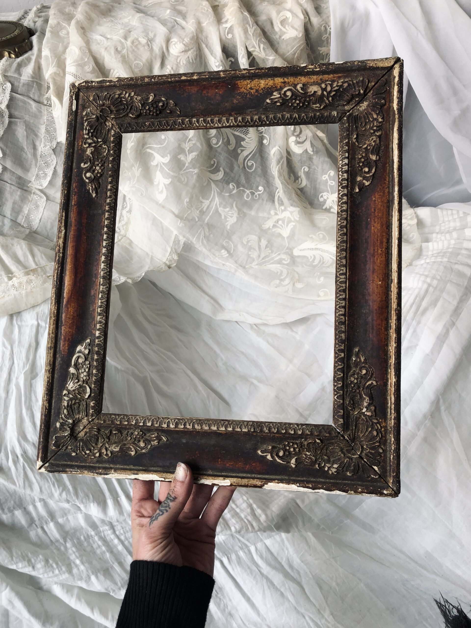 CADRE EN BOIS ET STUC PATINE BRUNE