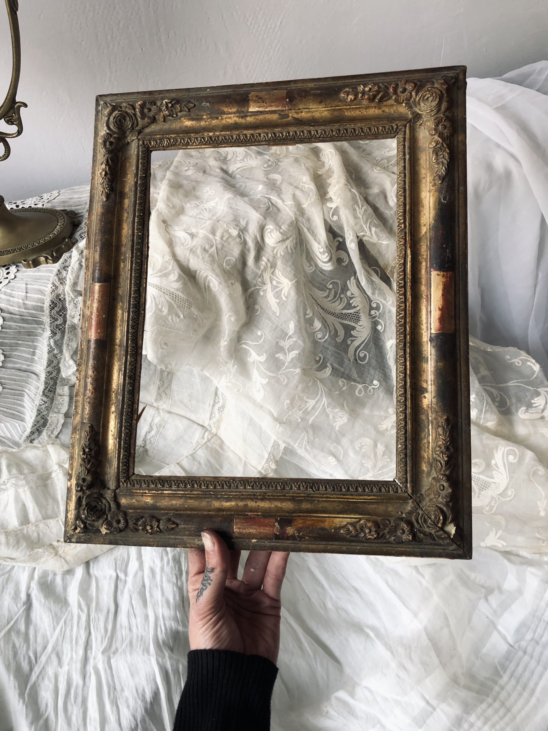 CADRE EN BOIS ET STUC PATINE OR VIEILLIE