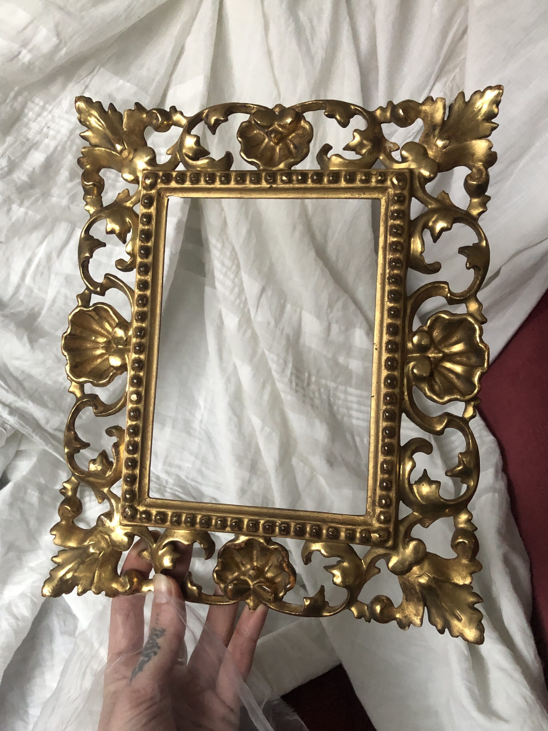 CADRE EN BOIS SCULPTÉ AJOURÉ ET DORÉ À LA FEUILLE