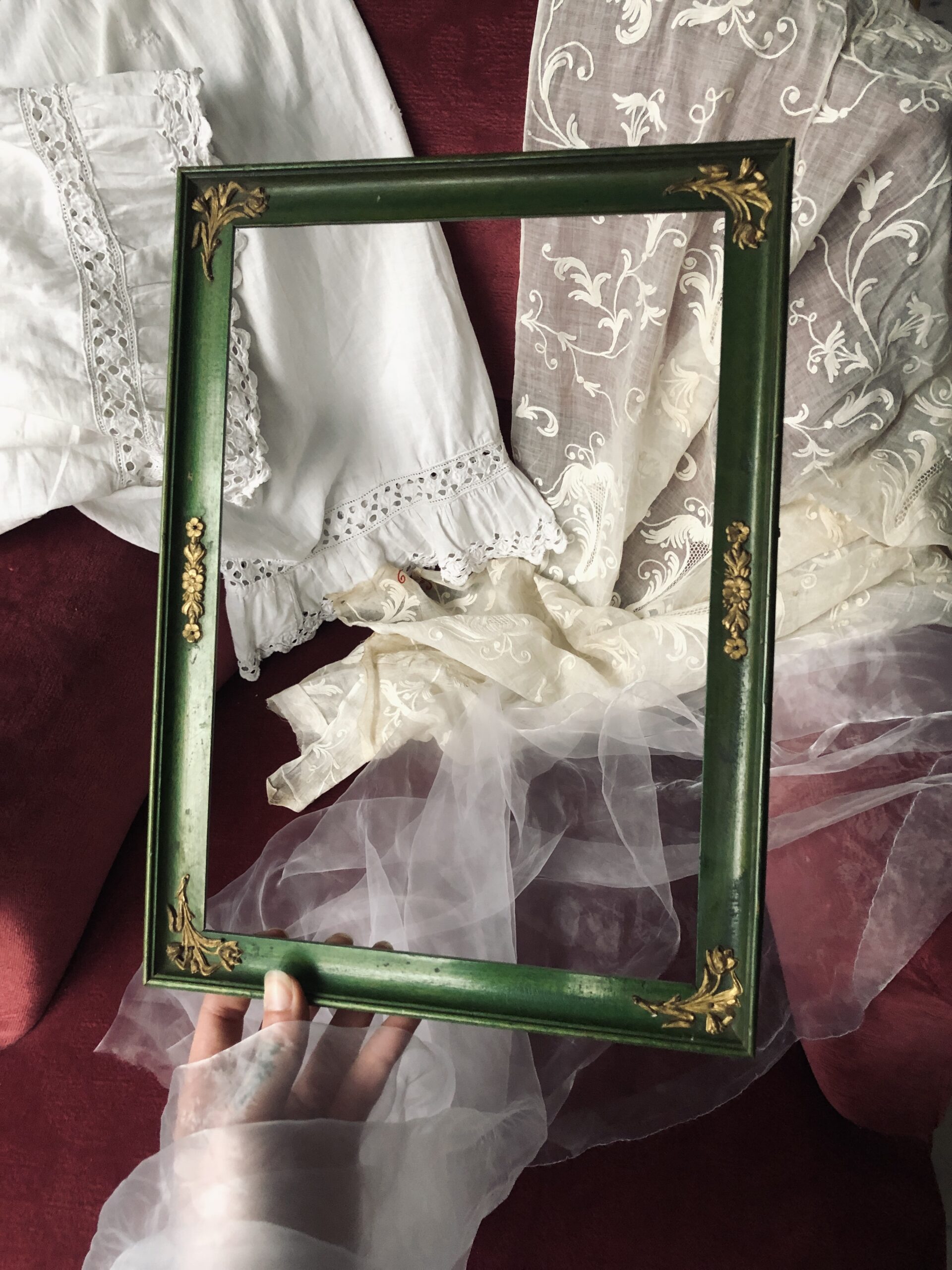 CADRE EN BOIS ET LAITON DORÉ PATINE VERTE