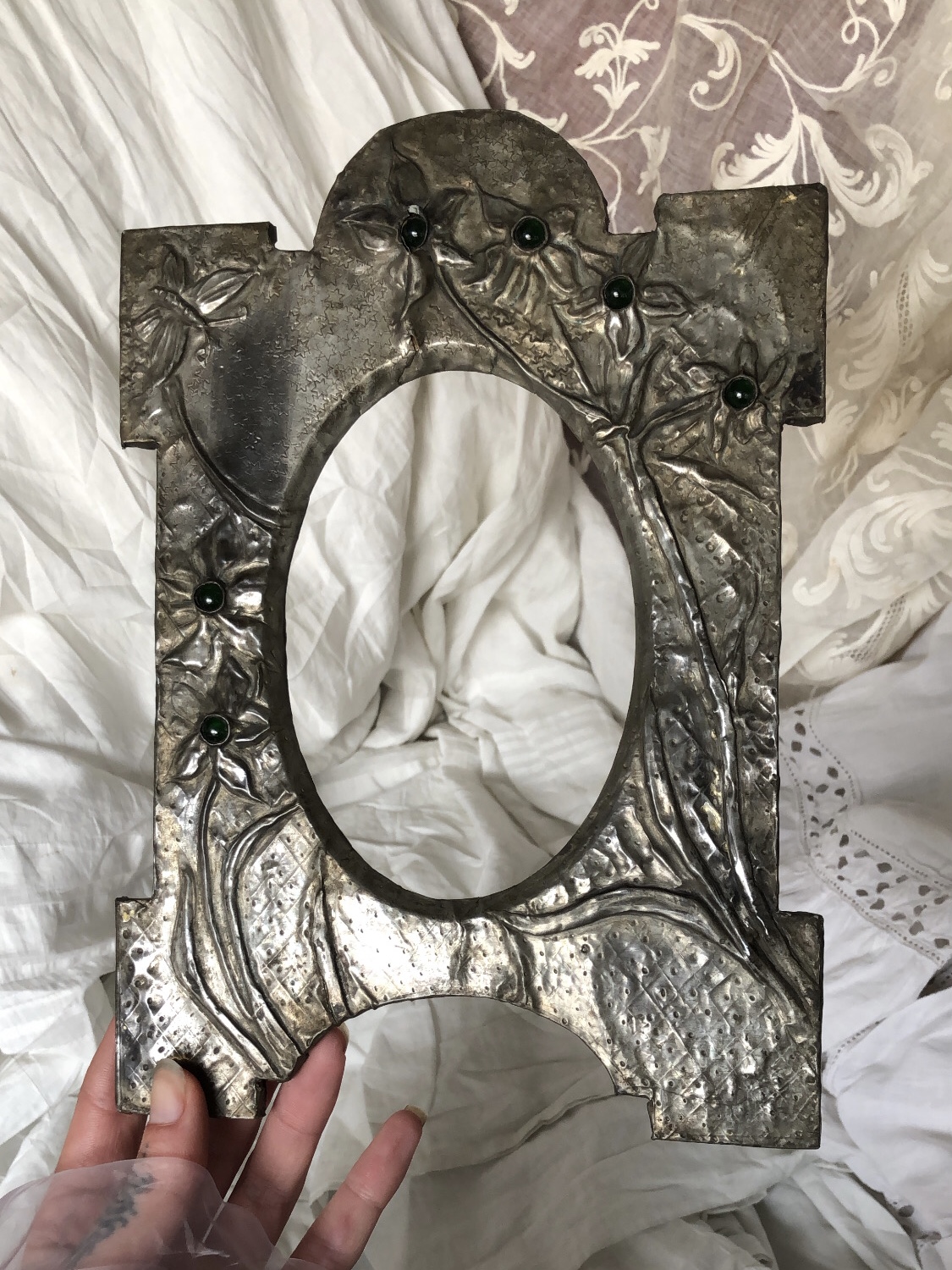 CADRE EN MÉTAL REPOUSSÉ