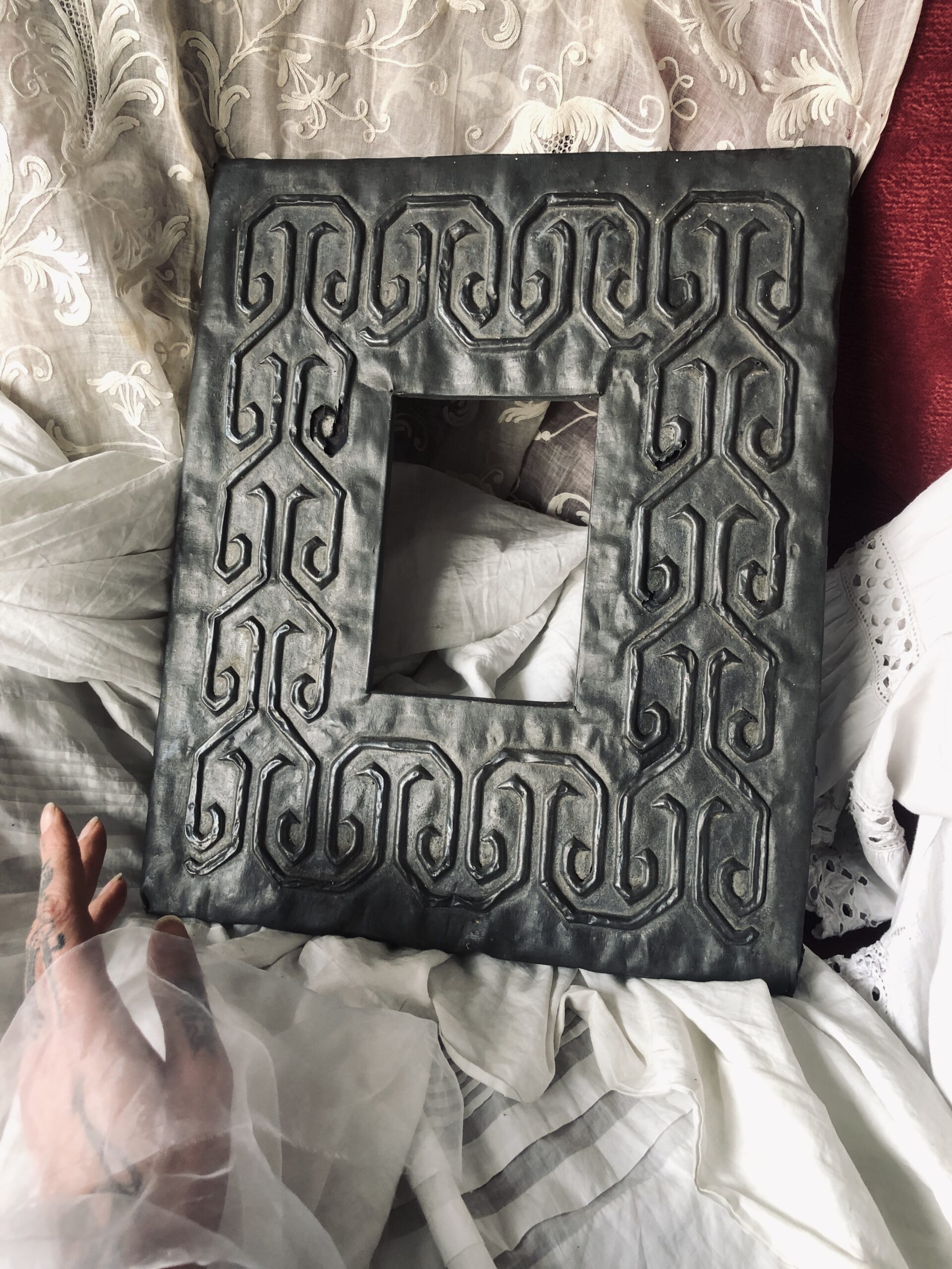 CADRE "GOTHIQUE MÉDIÉVAL" BOIS ET MÉTAL REPOUSSÉ