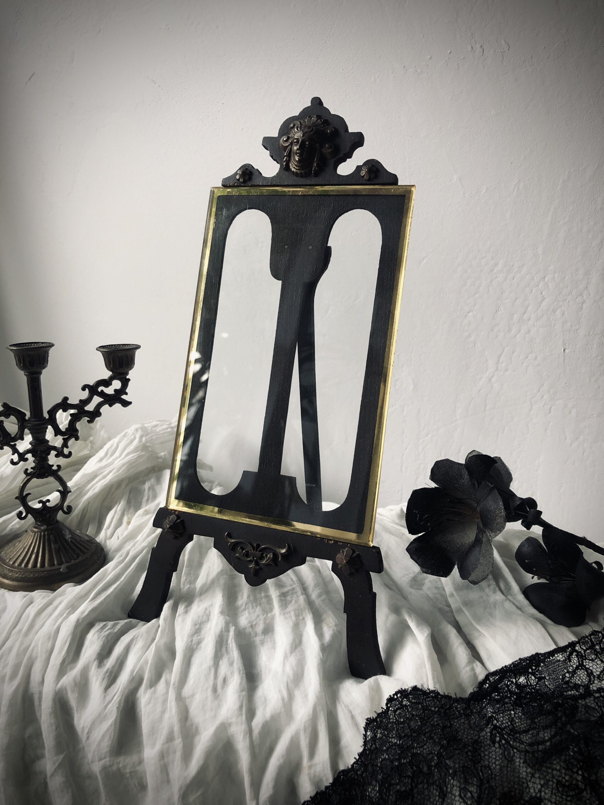 CADRE EN BOIS NOIRCI ET LAITON