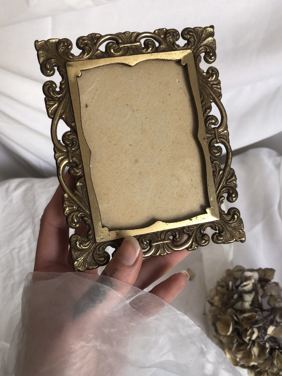 CADRE EN MÉTAL DORÉ