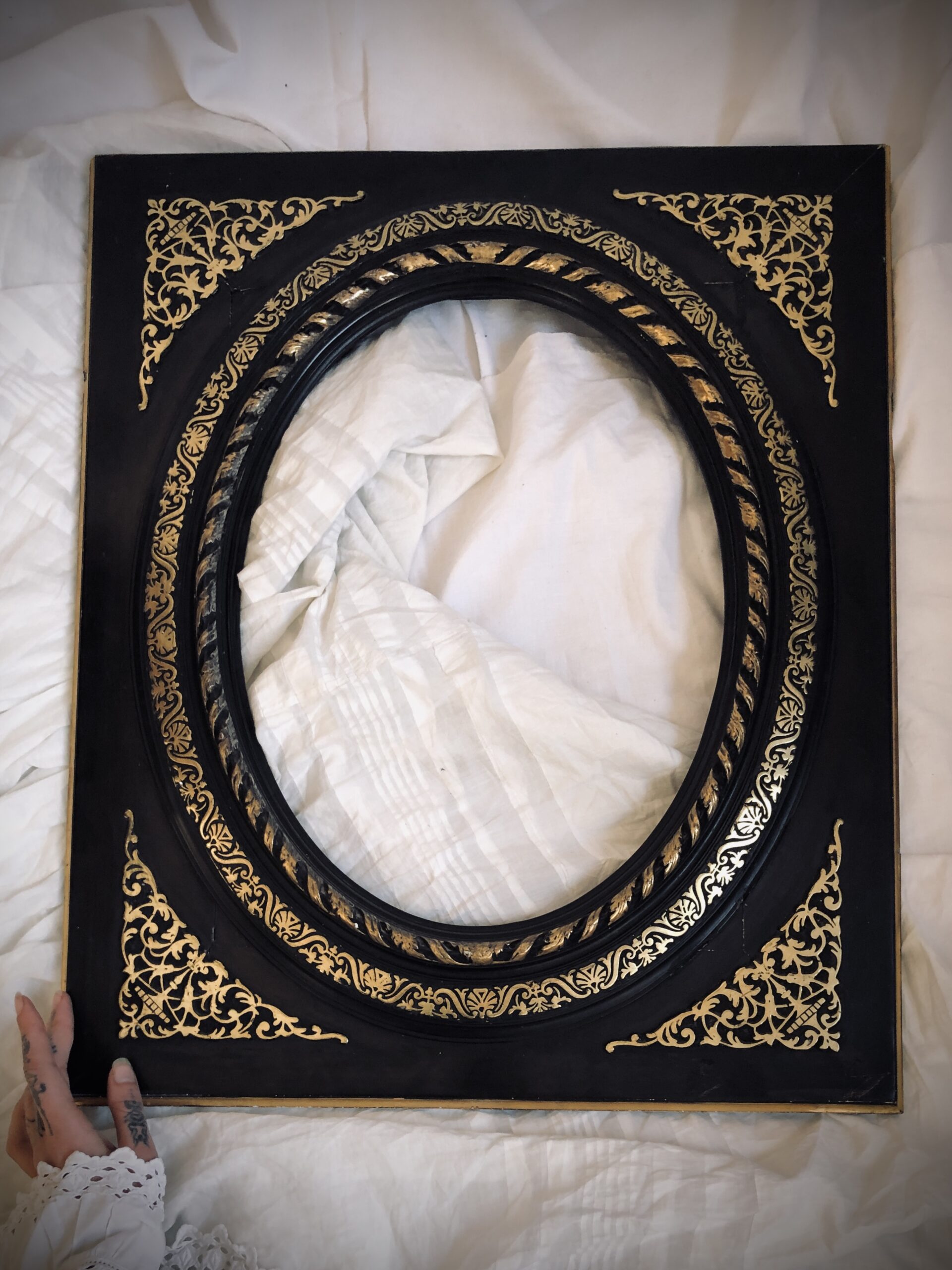 GRAND CADRE BOIS LAQUÉ NOIRCI ET FEUILLE D'OR