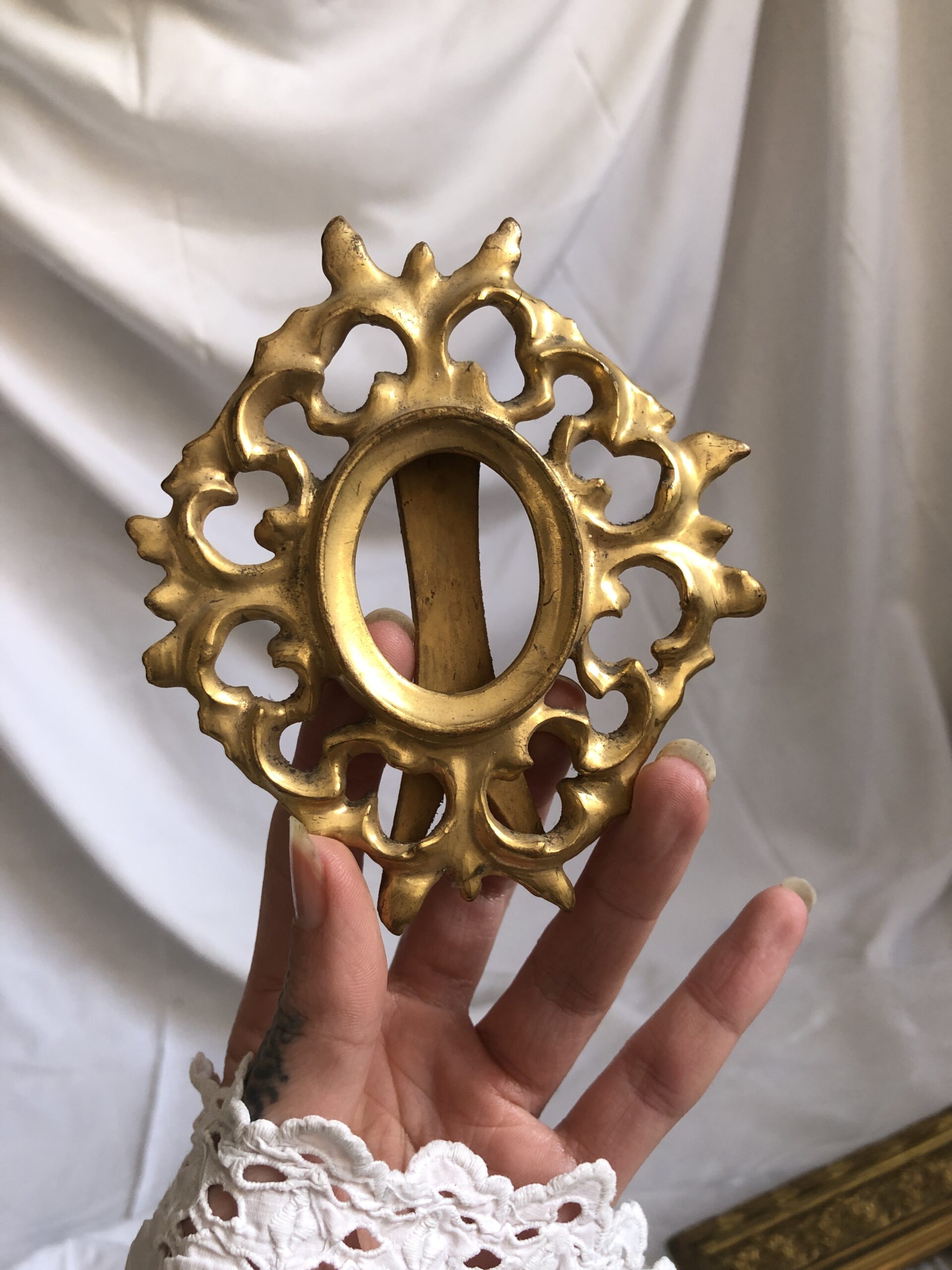 CADRE EN BOIS SCULPTÉ  DORÉ À LA FEUILLE