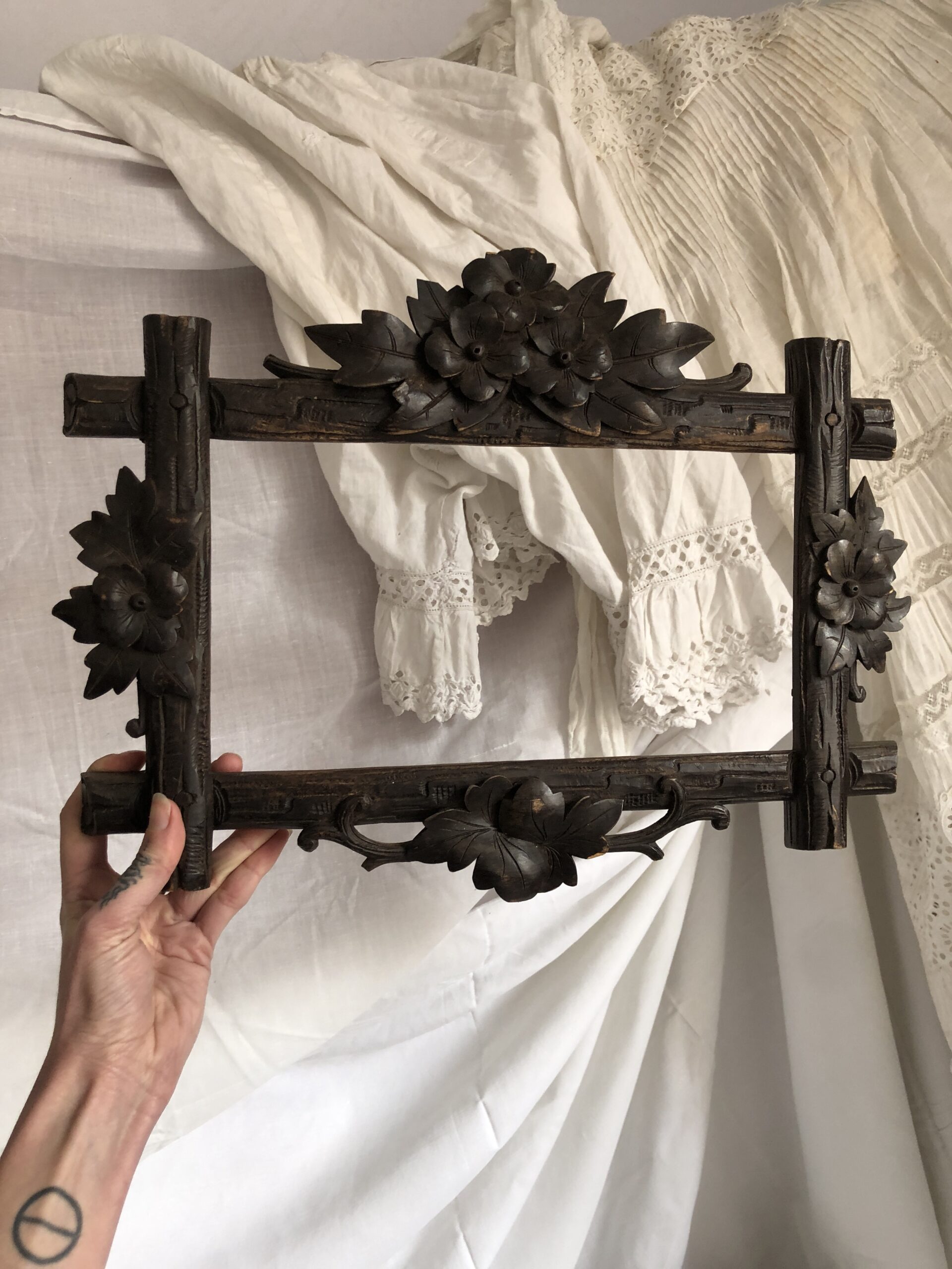 CADRE EN BOIS SCULPTÉ DE FLEURS ET FEUILLES