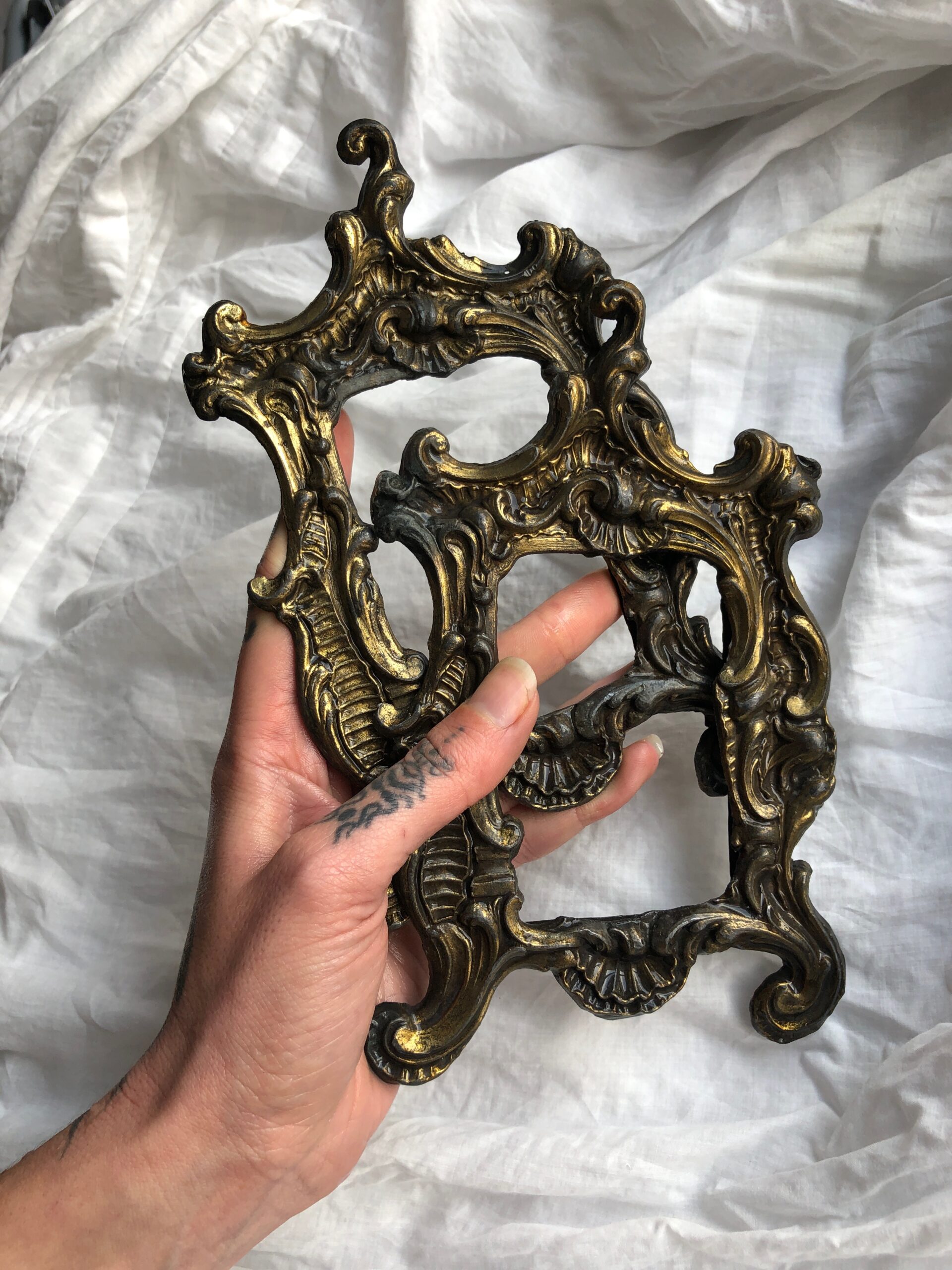 CADRE EN BRONZE ROCAILLE