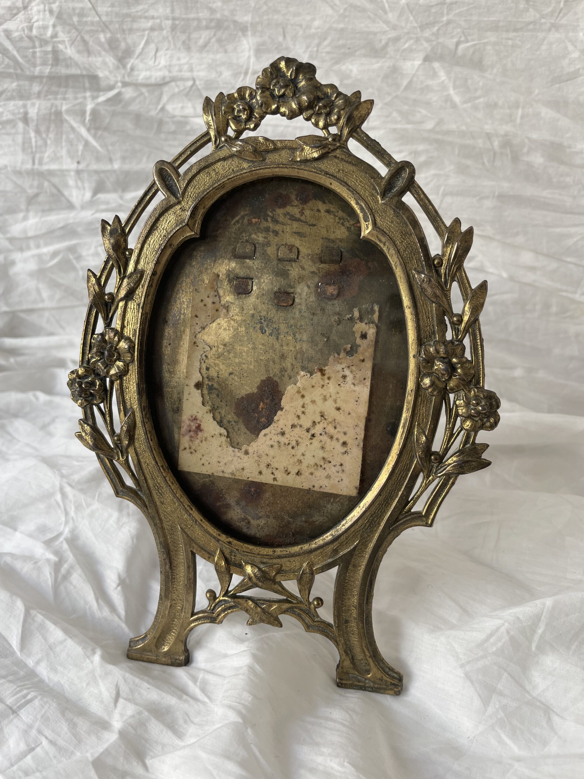 CADRE EN LAITON ÉPOQUE ART NOUVEAU