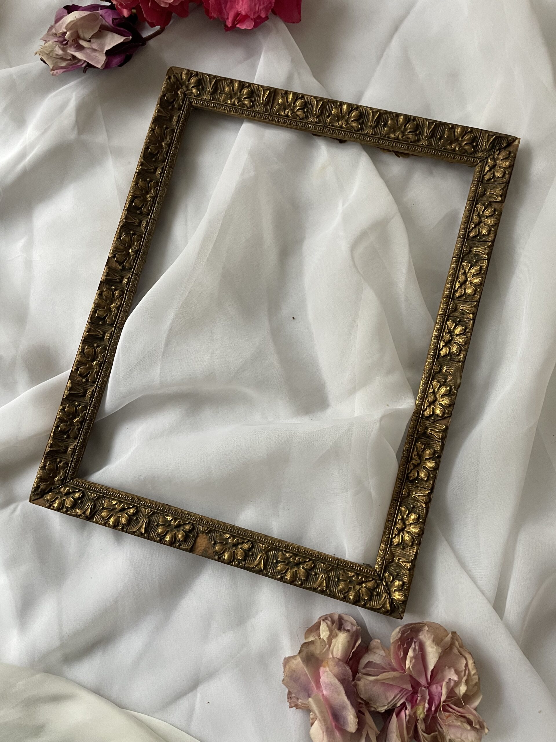 CADRE BOIS ET RÉSINE DORÉE