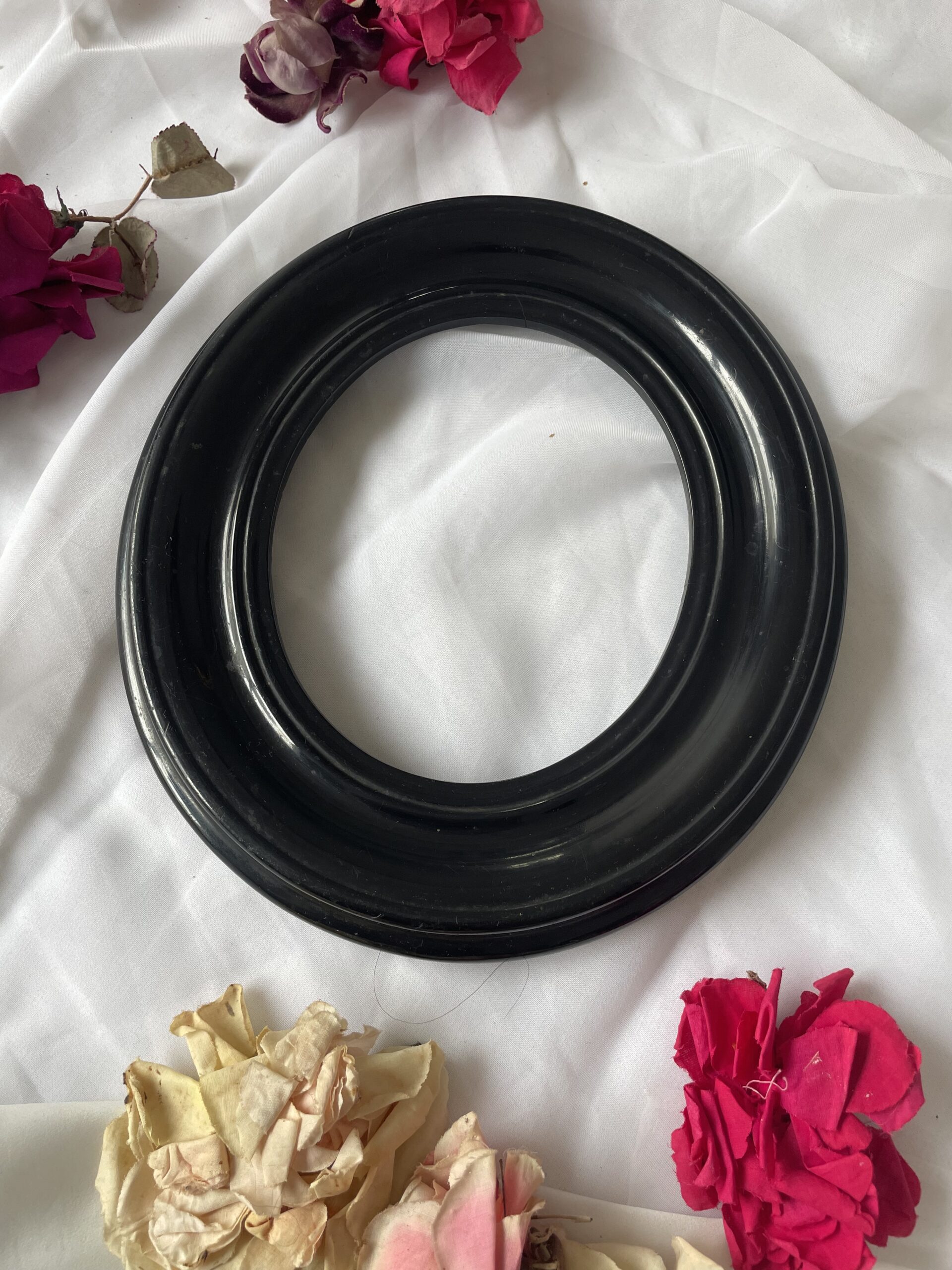 CADRE OVALE EN BOIS LAQUÉ NOIRCI