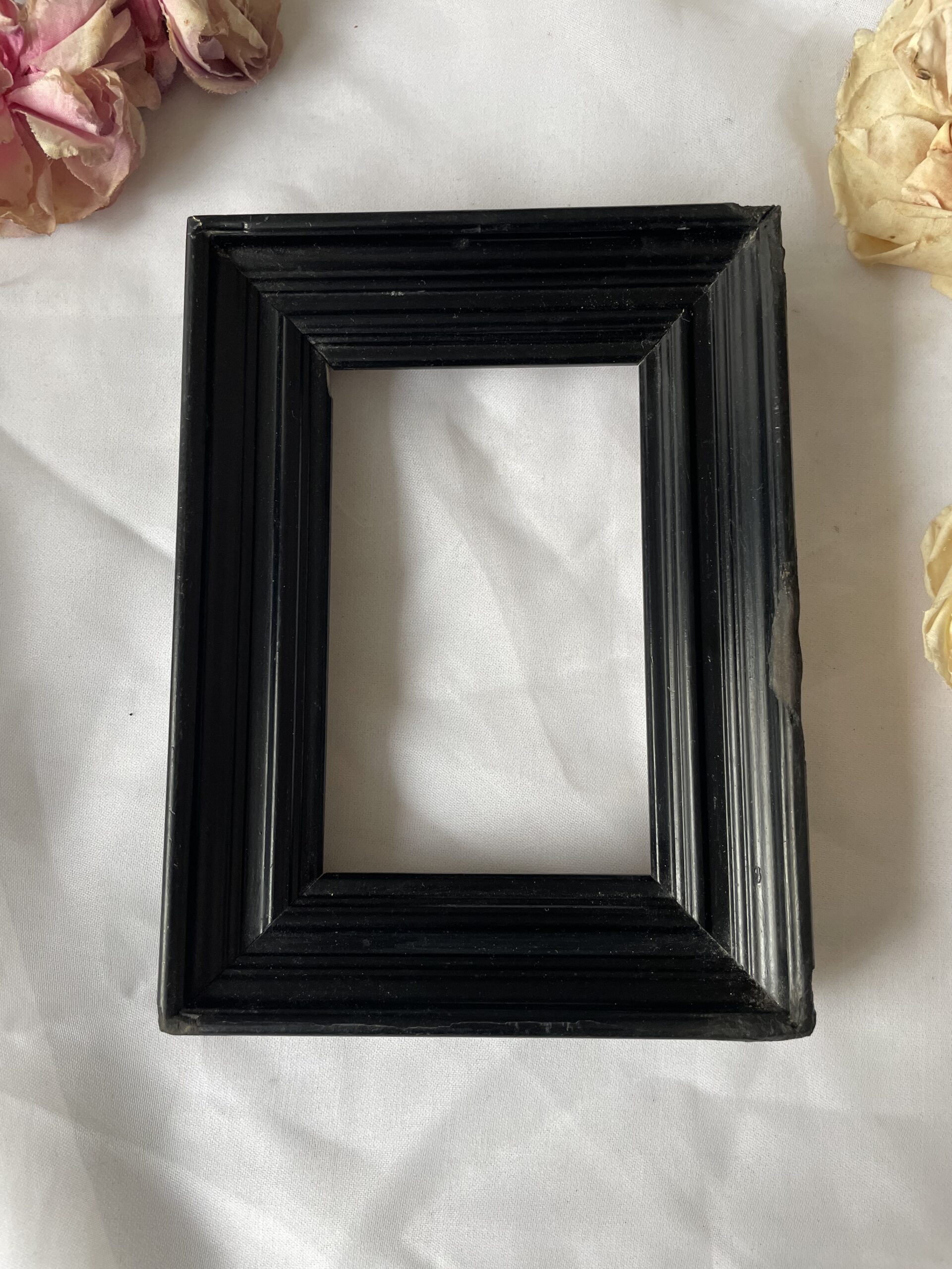 CADRE EN BOIS LAQUÉ NOIRCI