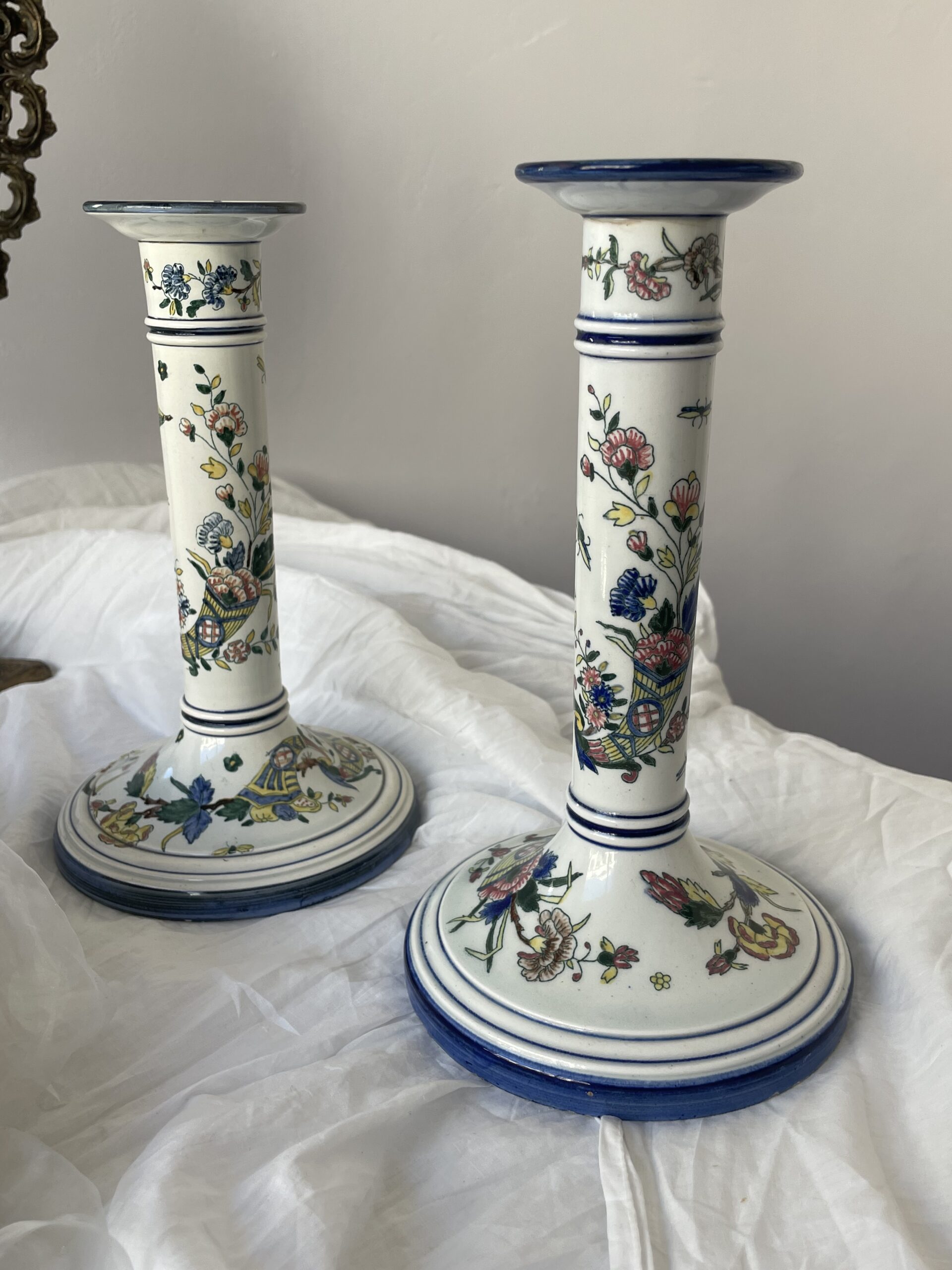 PAIRE DE BOUGEOIRS PORCELAINE GIEN 19ÈME SIÈCLE