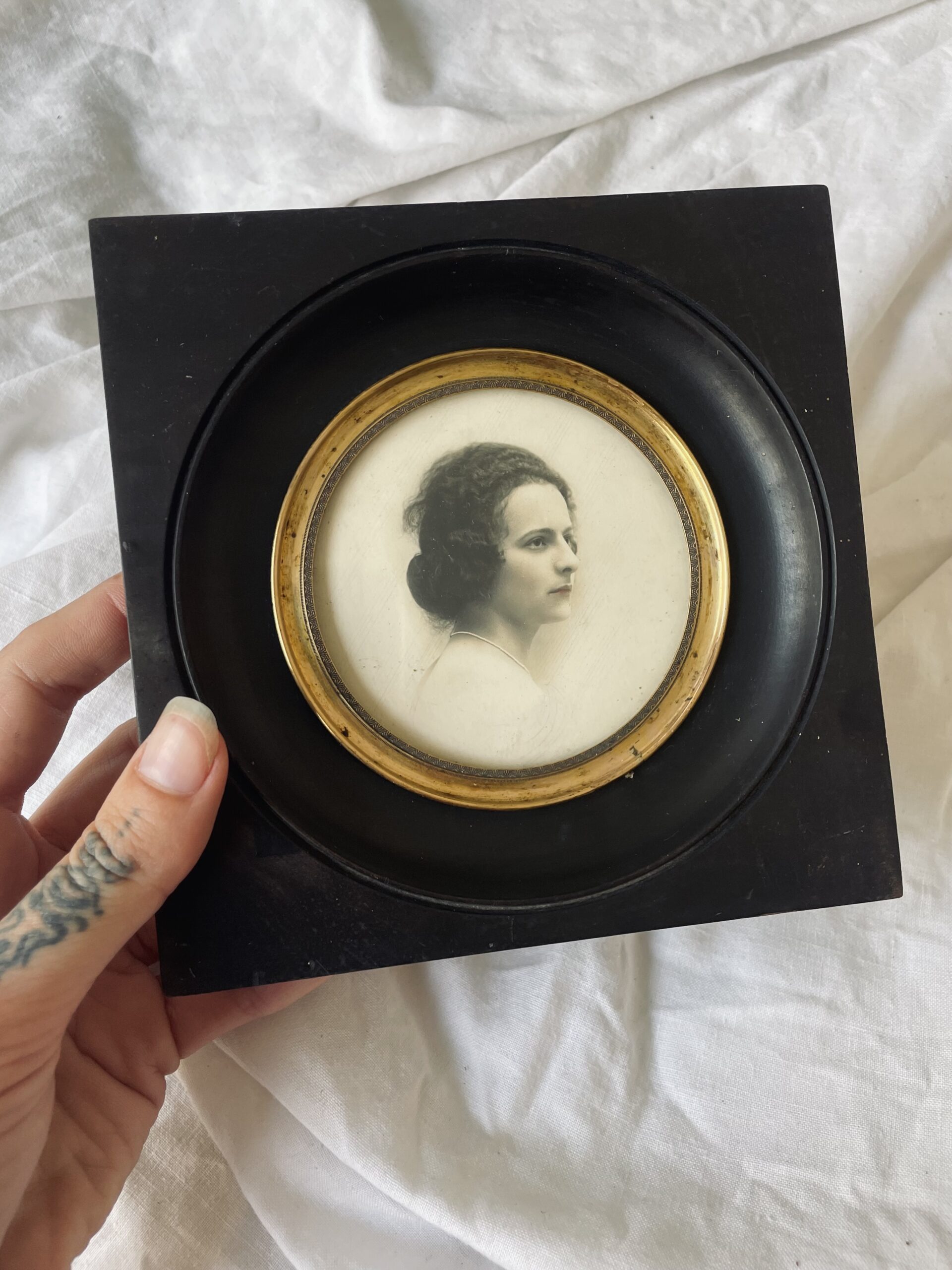 PORTRAIT DE FEMME DANS SON CADRE D'ÉPOQUE
