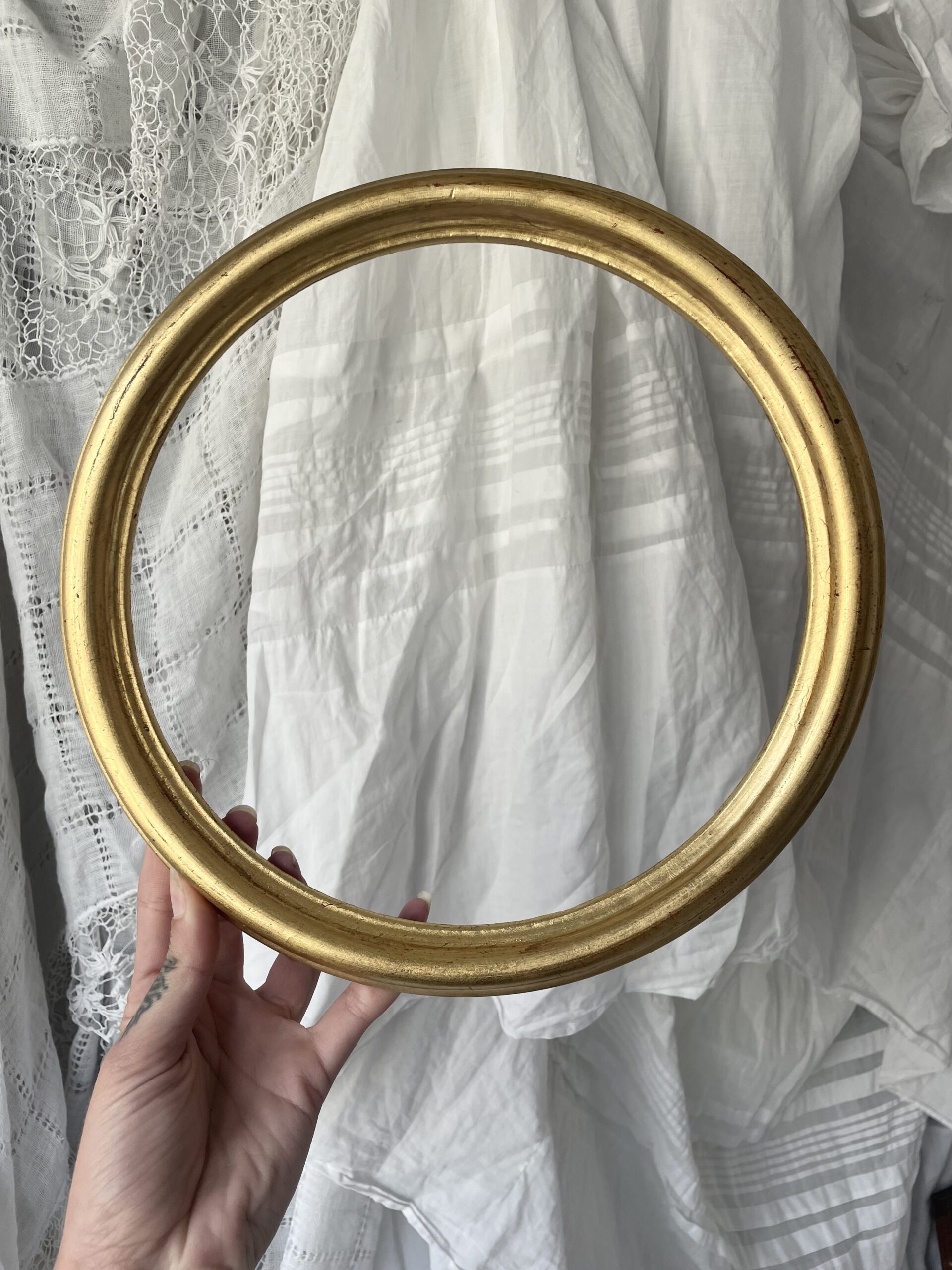 CADRE ROND DORÉ  À LA FEUILLE