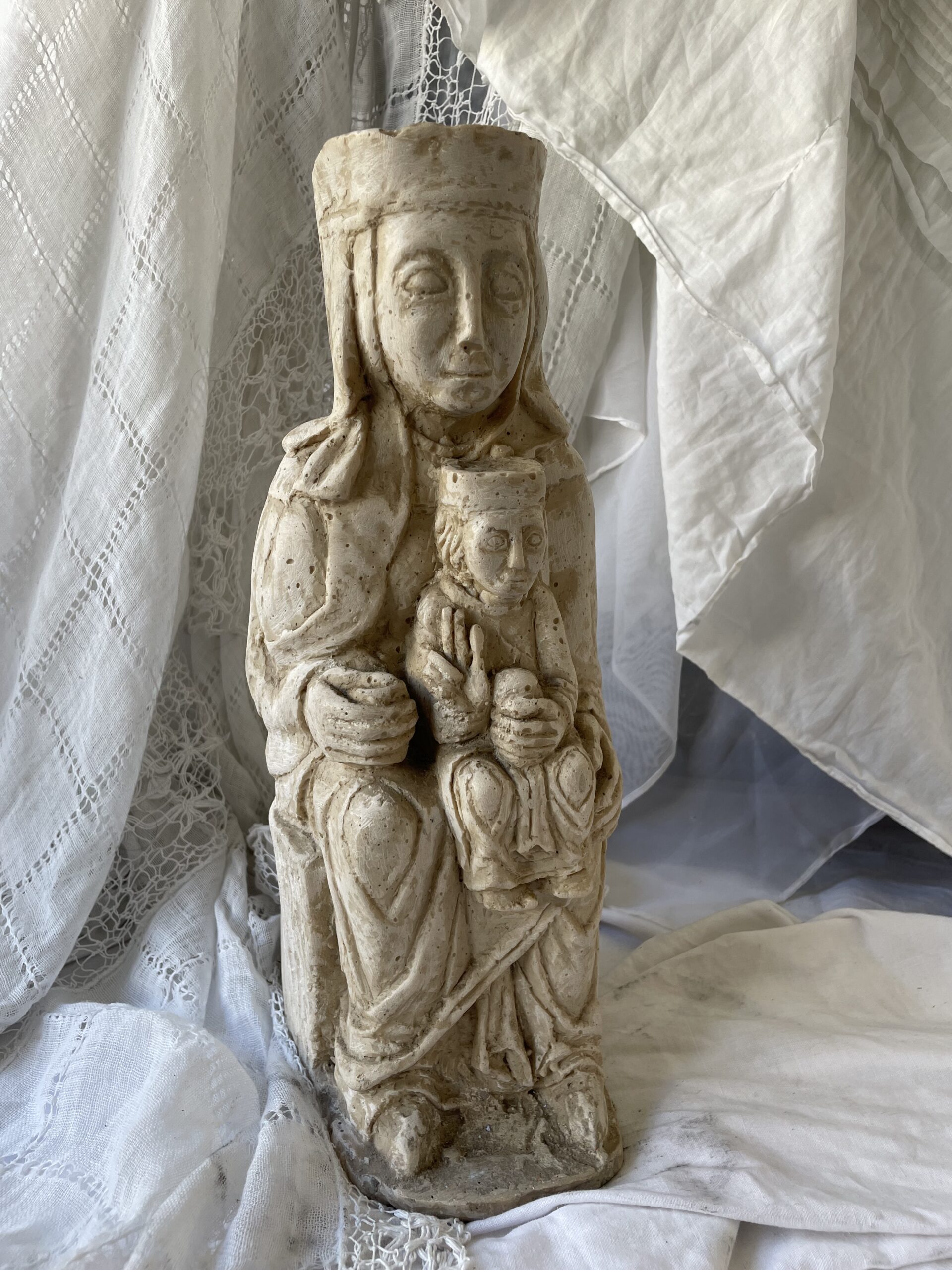 VIERGE A L'ENFANT EN PIERRE DE CALCAIRE