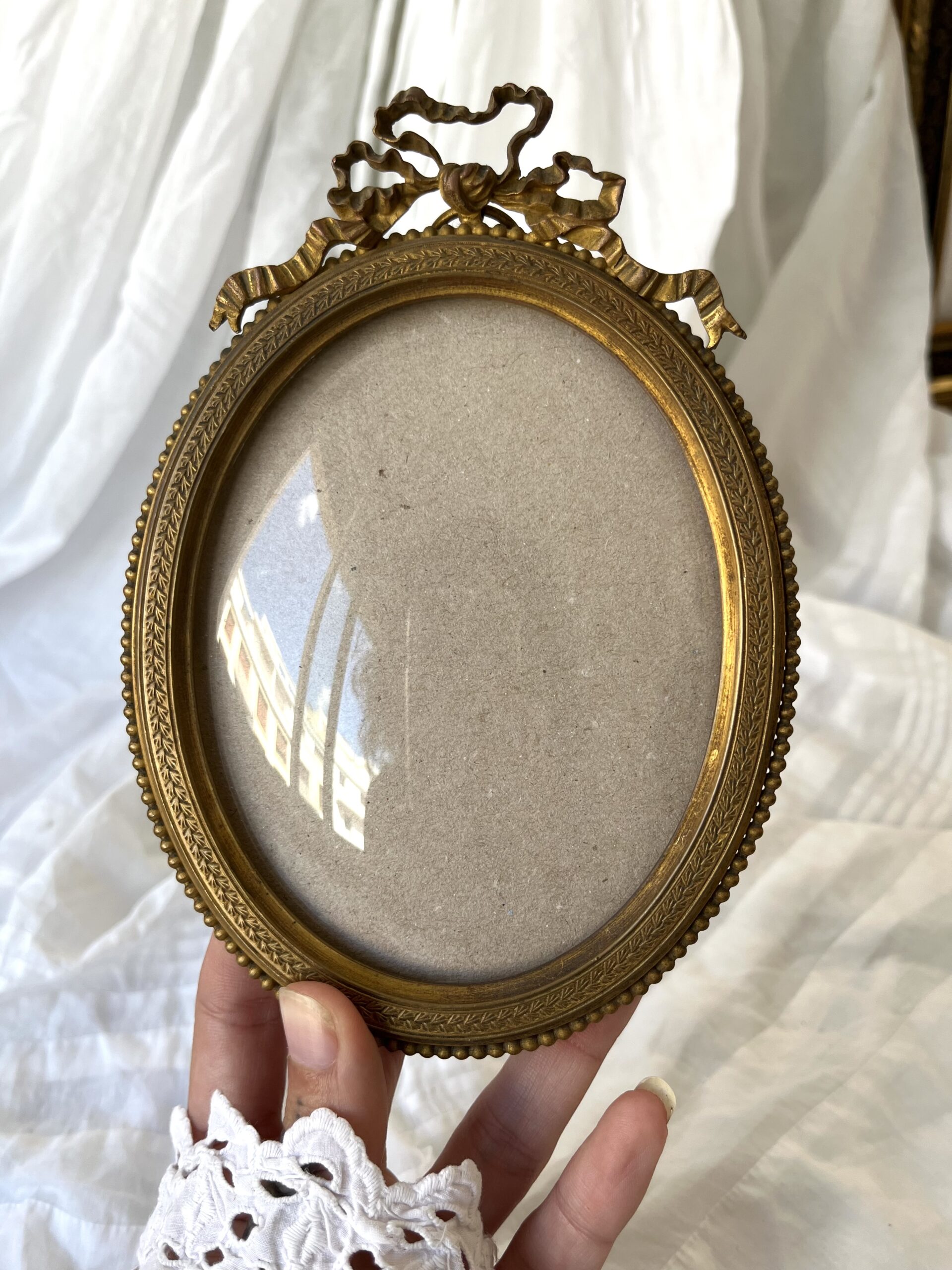 CADRE OVALE VERRE BOMBÉ STYLE LOUIS XVI EN BRONZE