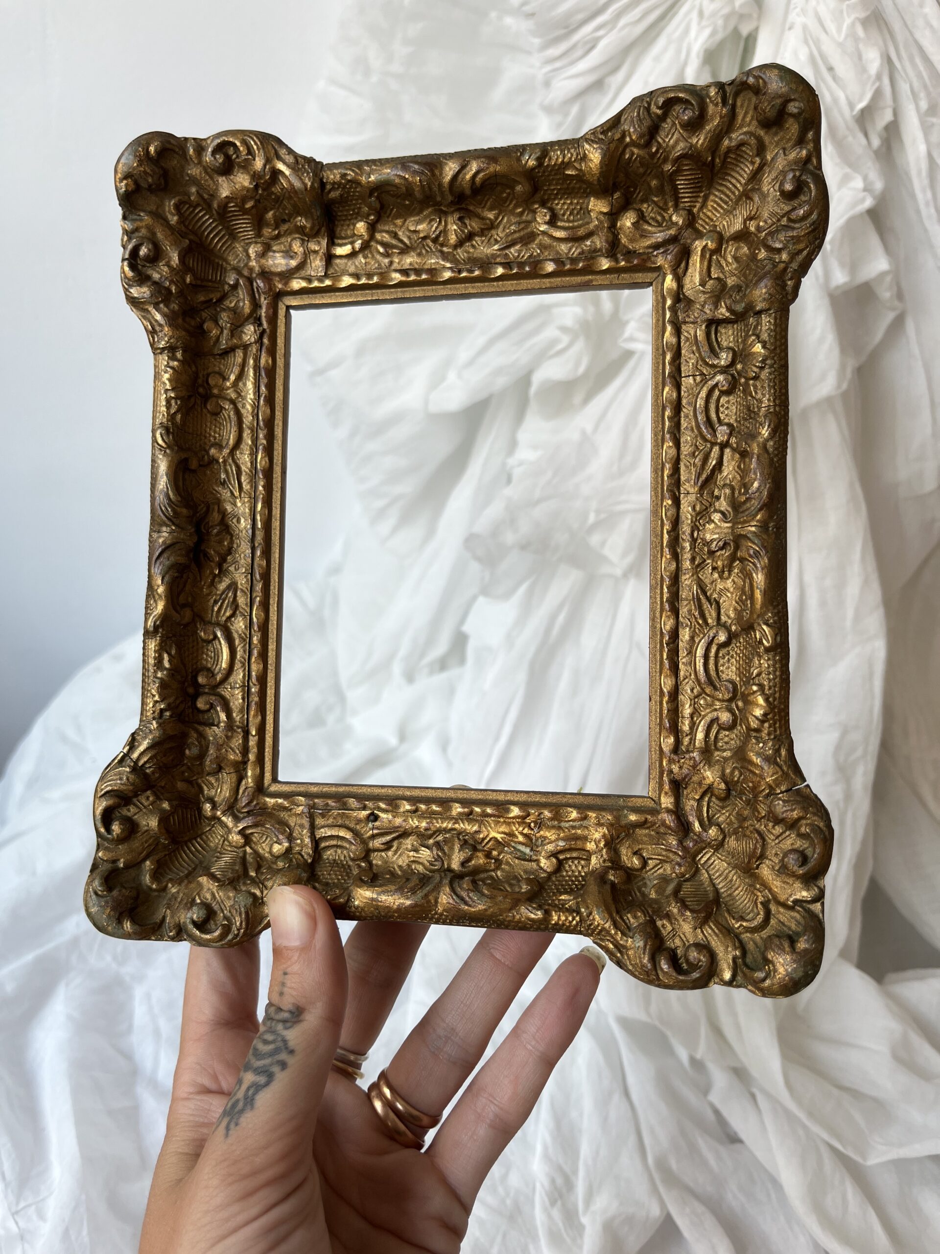 CADRE BAROQUE EN BOIS SCULPTÉ ET DORÉ