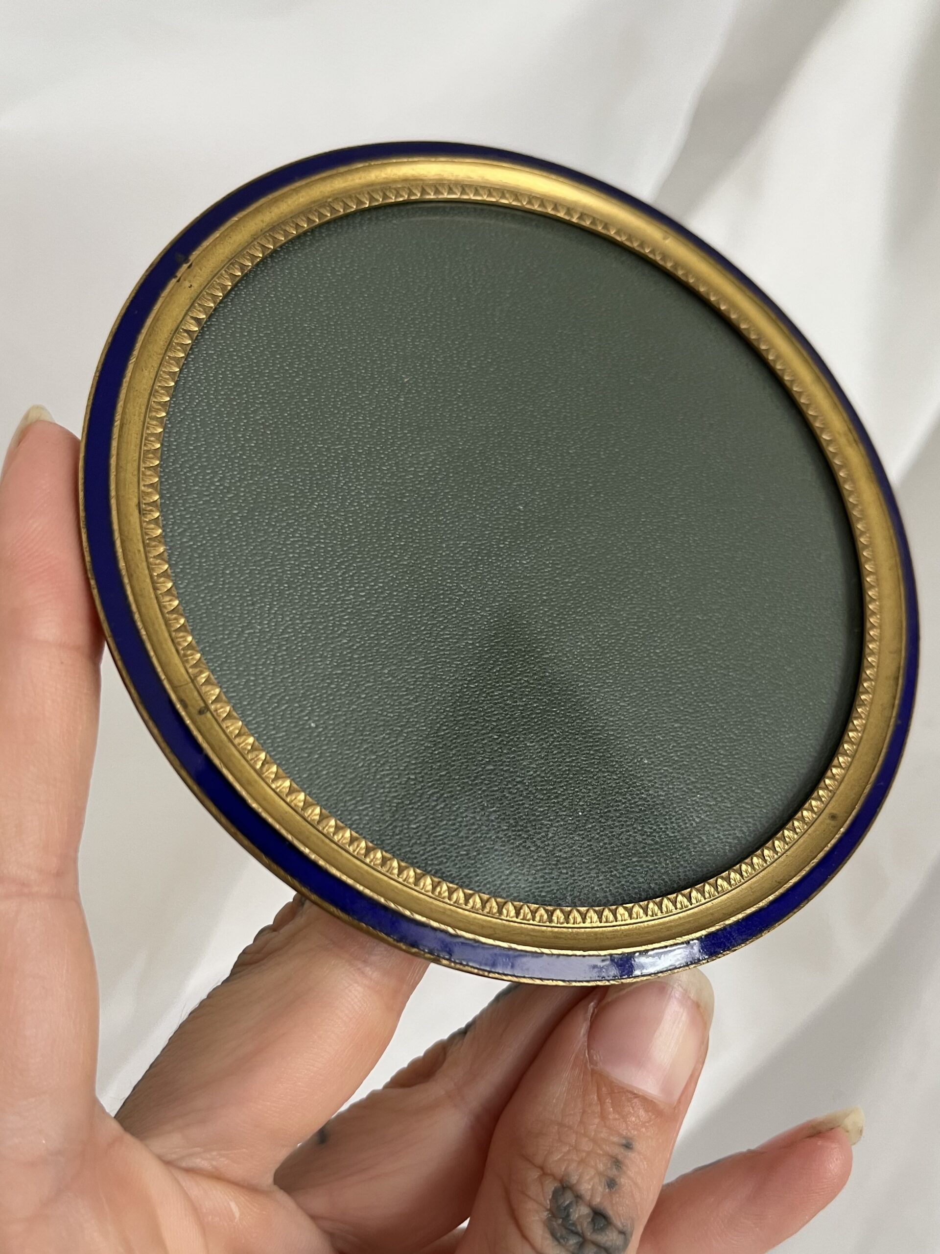 CADRE ROND EN LAITON ET ÉMAIL BLEU