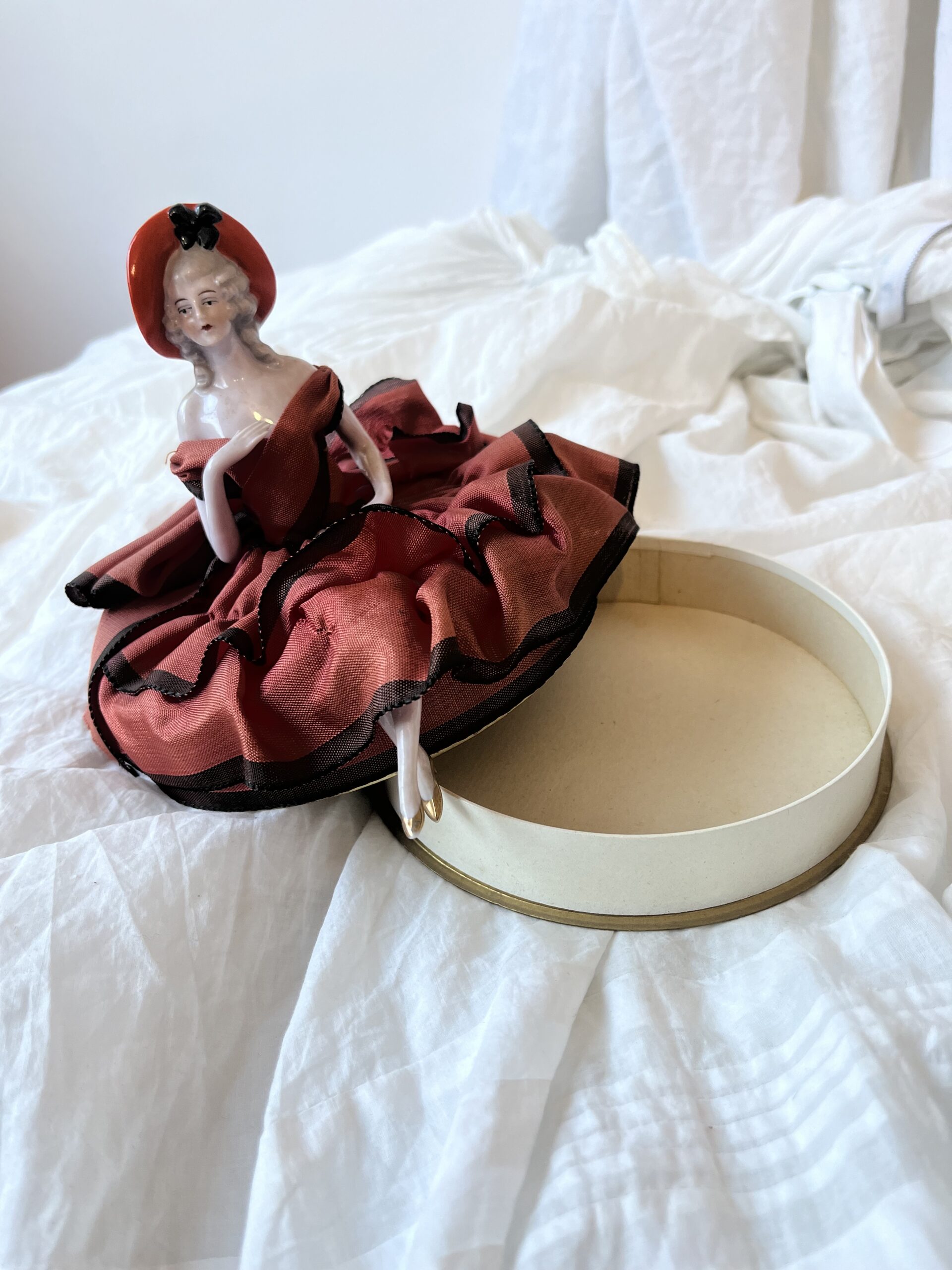 POUPÉE CACHOTTIÈRE OU HALF-DOLL